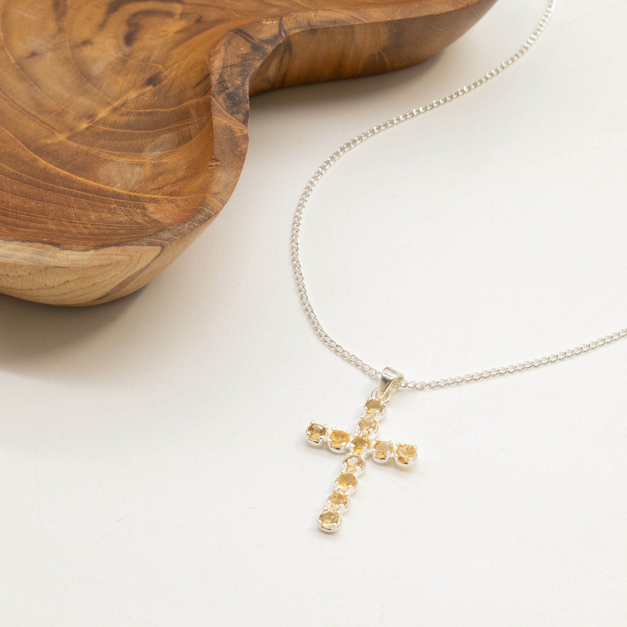 Pendente Devocional Banhado a Prata com Cordão de 45 cm - Crucifixo em Citrino