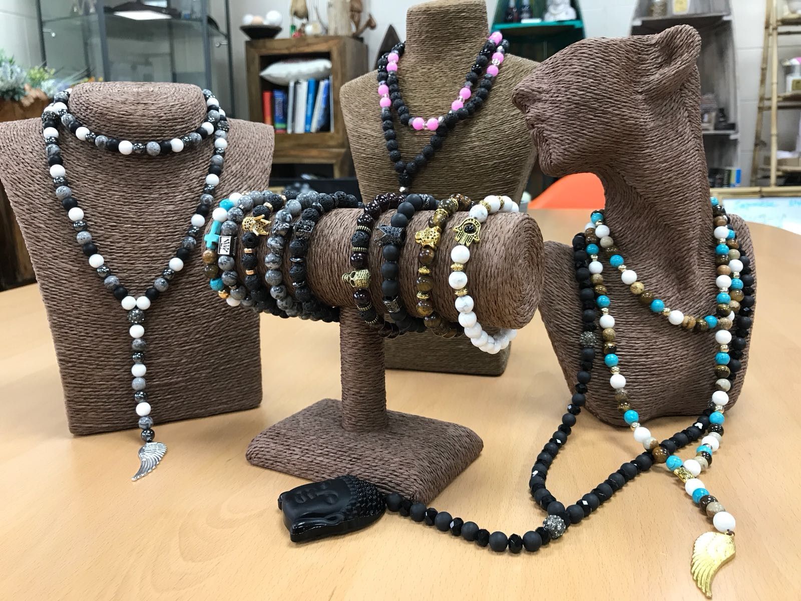Collar de Piedras Naturales con Colgante de Ala de Ángel