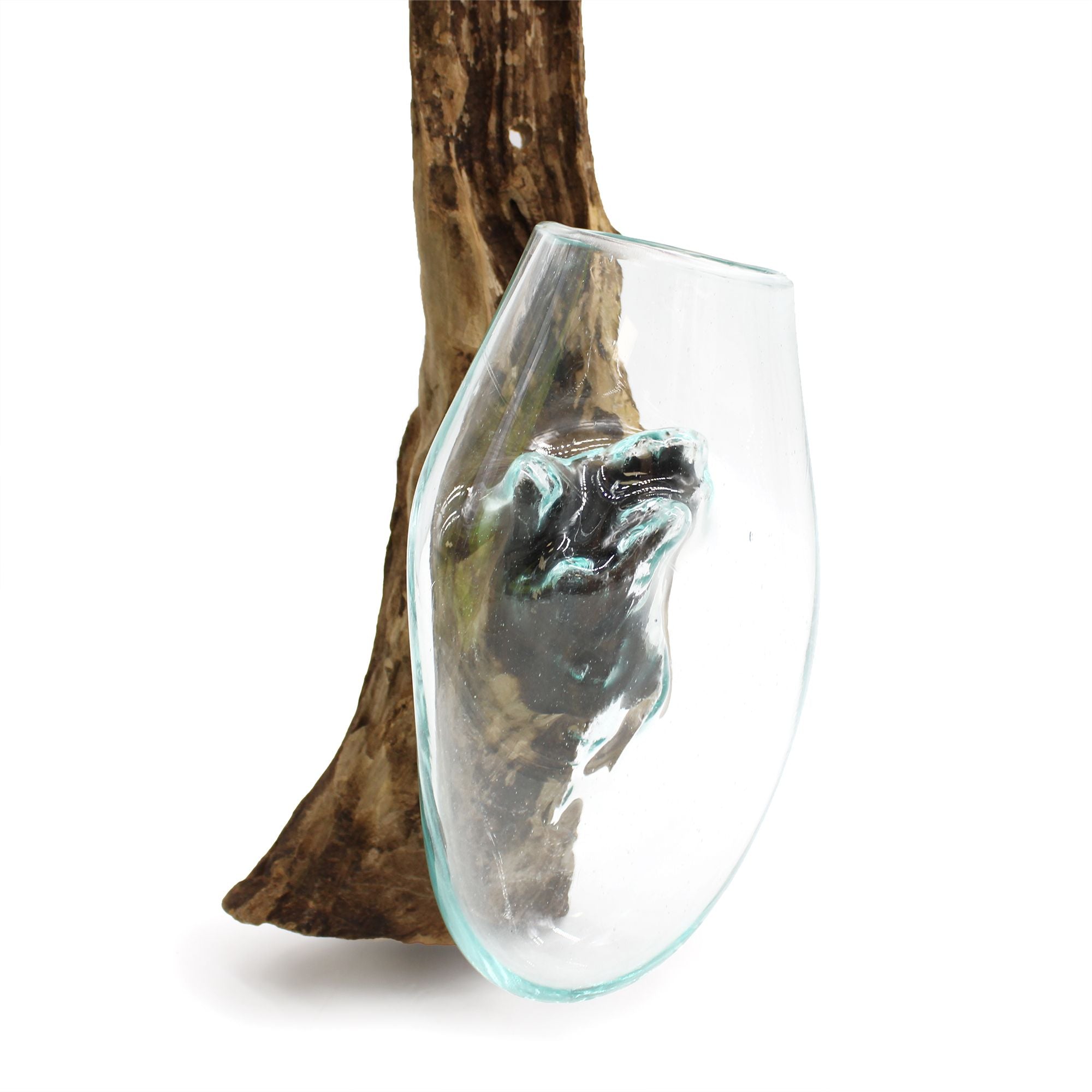 Copa colgante de cristal fundido sobre madera