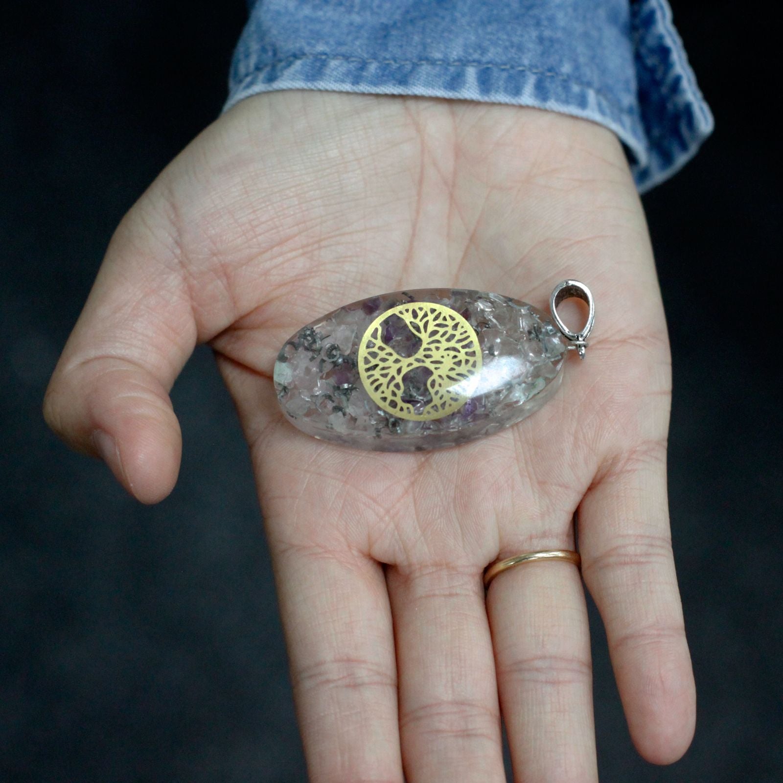 Pendente de Orgonite - Chakra em Pedra Oval com Árvore