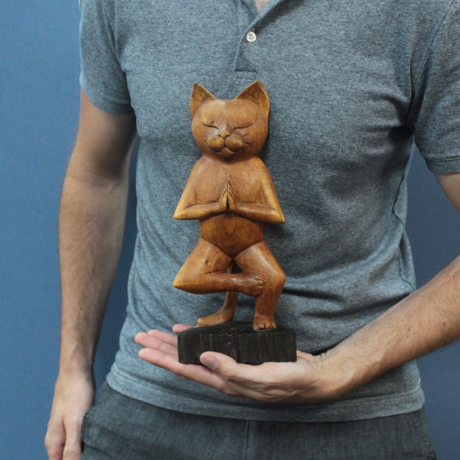 Gato de Yoga Esculpido à Mão – Uma Perna
