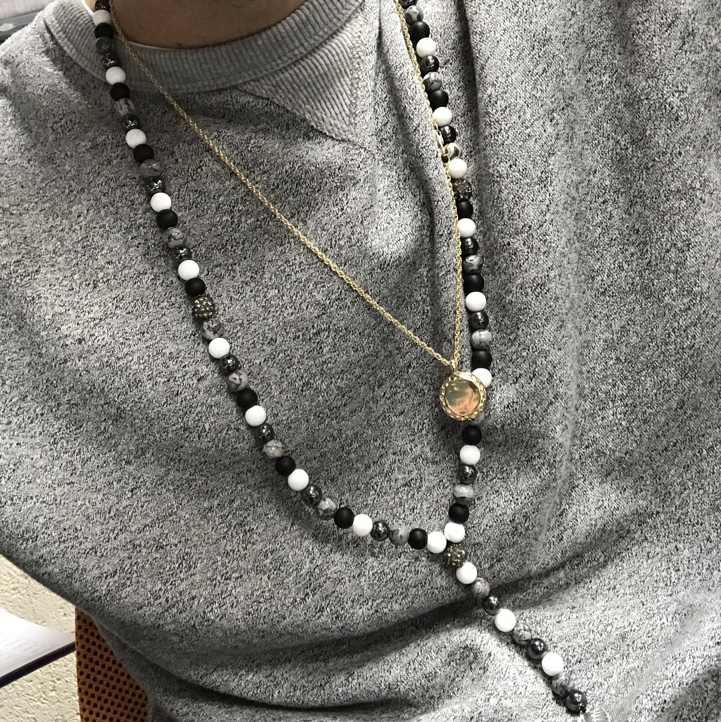 Collar de Piedras Naturales con Colgante de Ala de Ángel