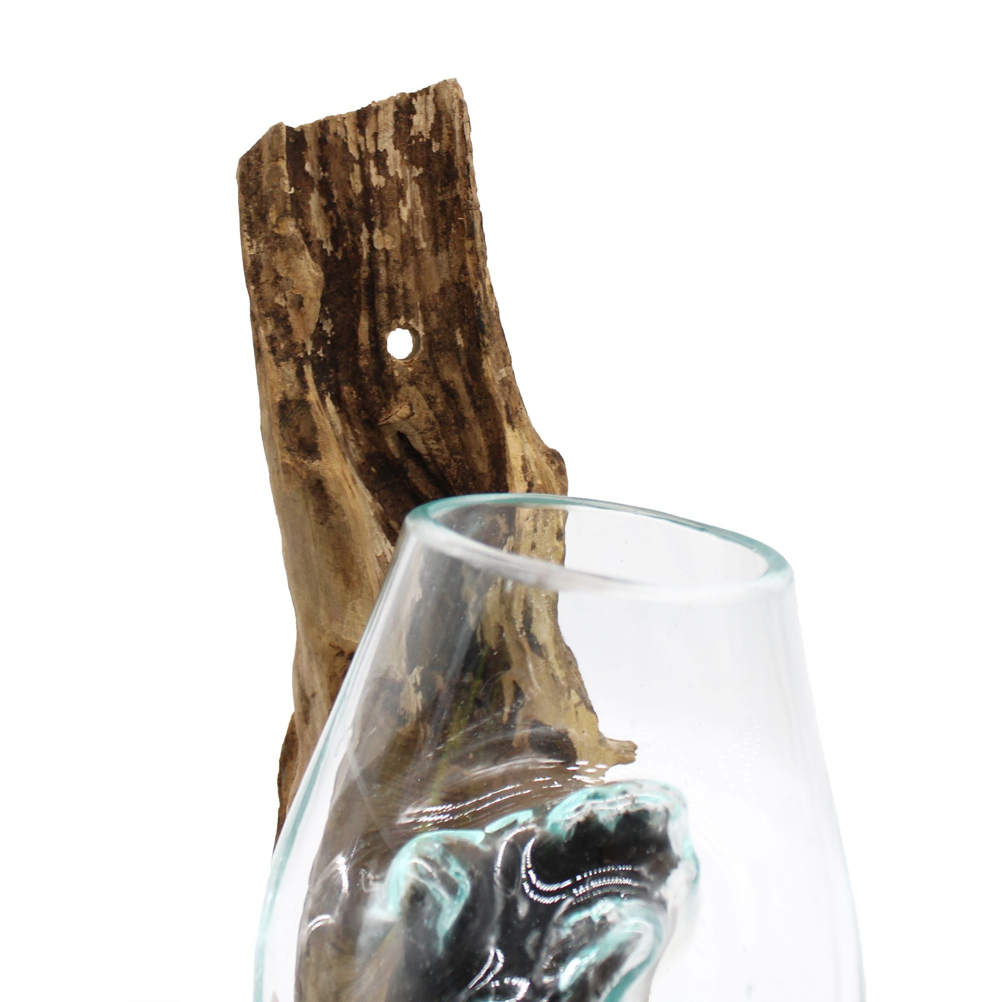 Copa colgante de cristal fundido sobre madera