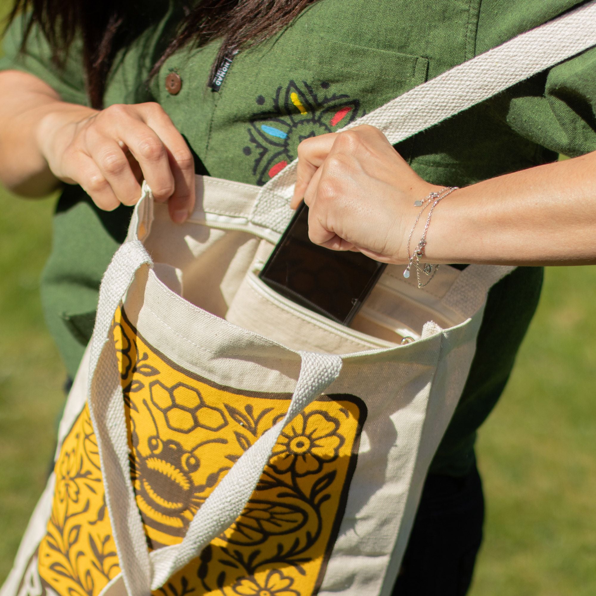 Bolsa Tote em Algodão Nomad Sari Be Kind Natural 41 x 31 cm