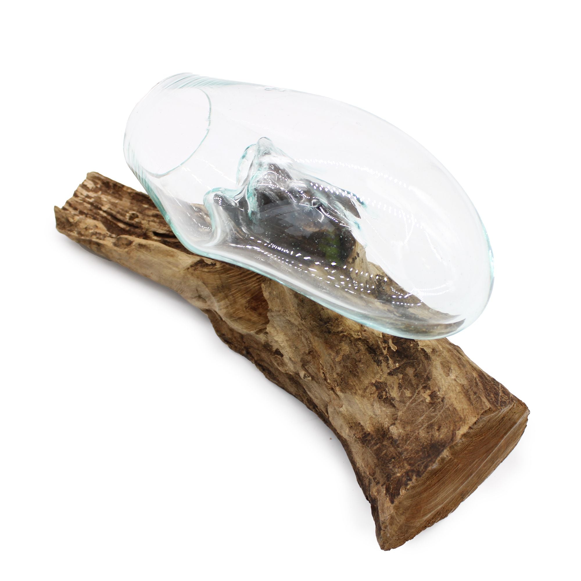 Copa colgante de cristal fundido sobre madera
