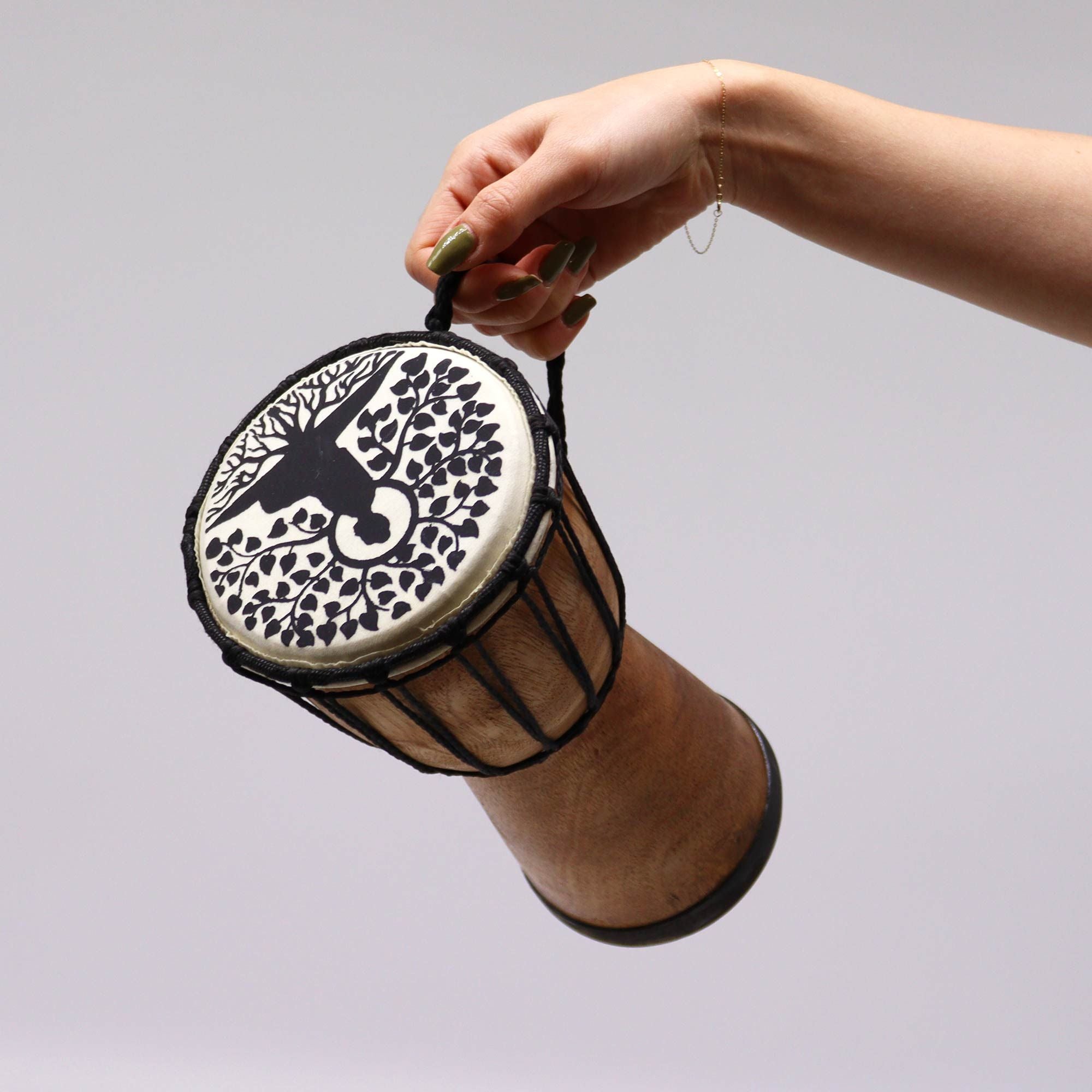 Tambor Djembé Artesanal com Pele Larga - 25 cm