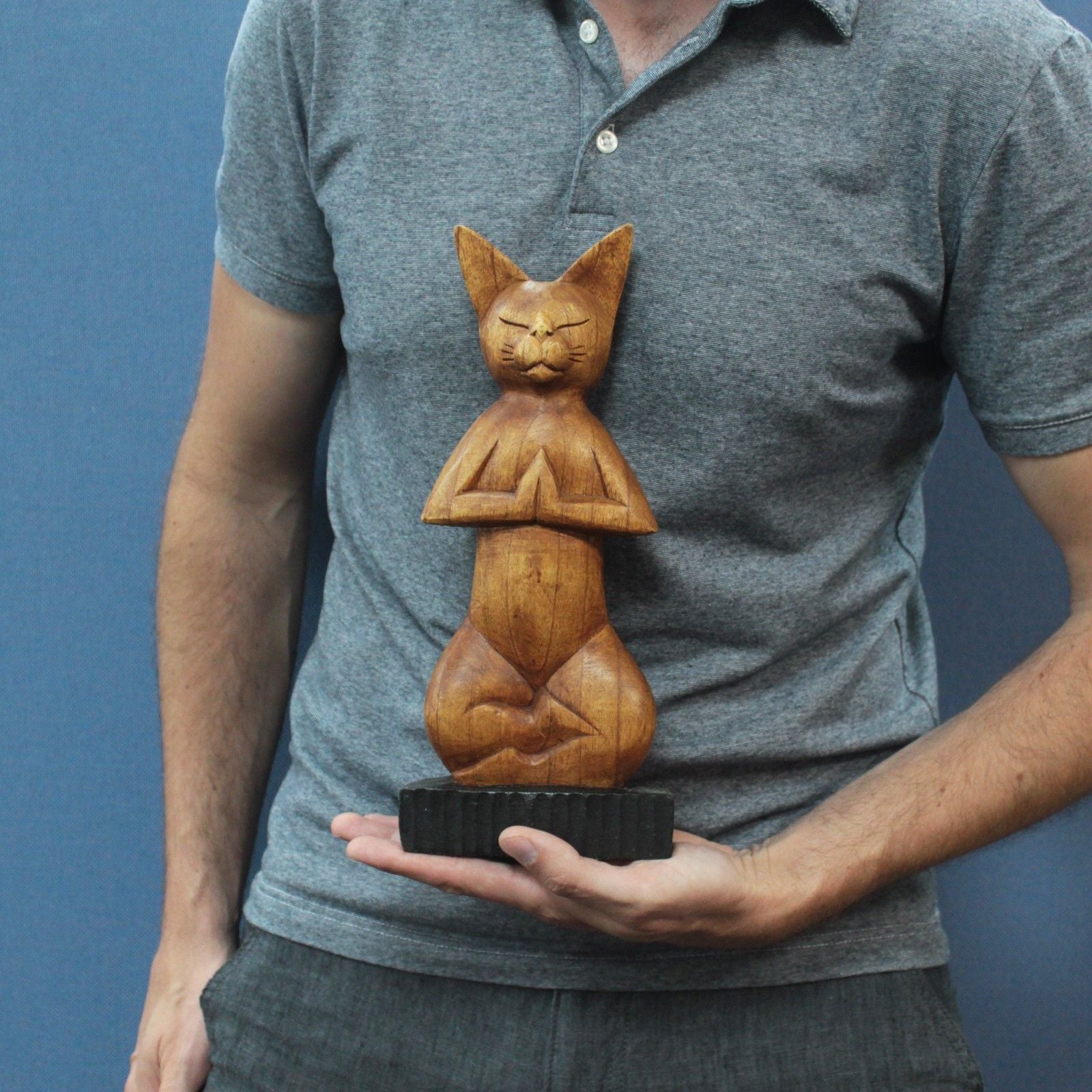 Gato de Yoga Esculpido à Mão – Lótus