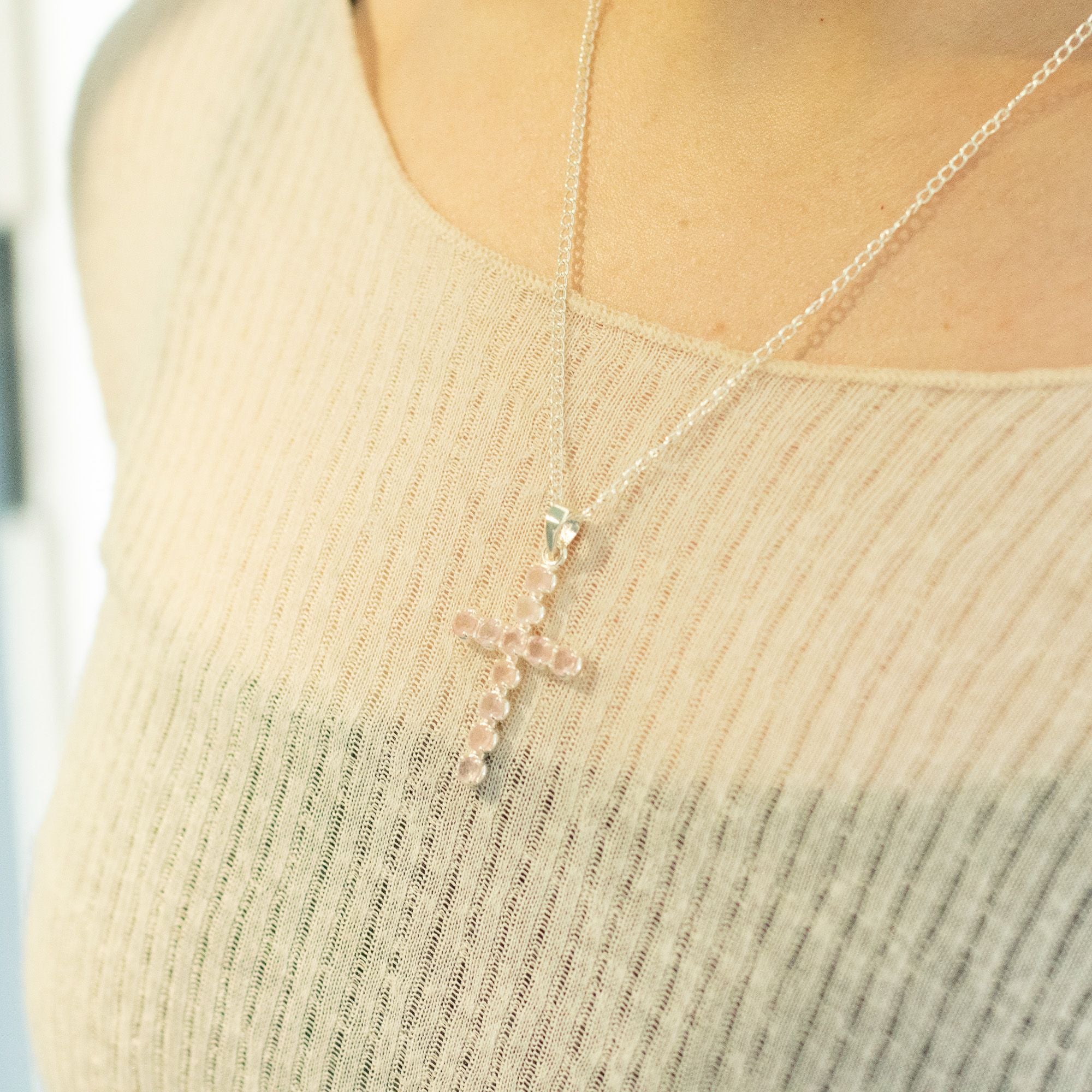 Pendente Devocional Banhado a Prata com Cordão de 45 cm - Crucifixo em Quartzo Rosa