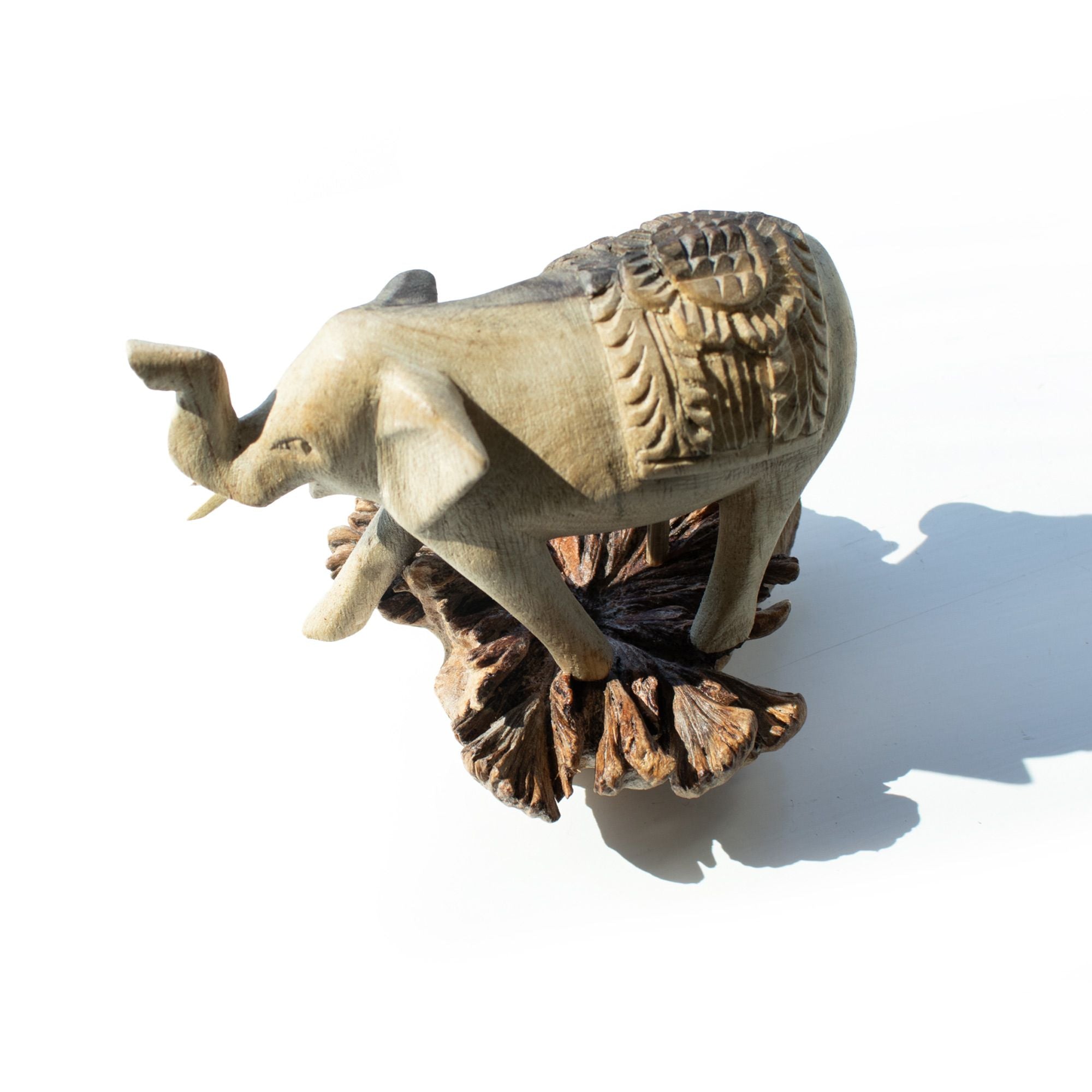 Escultura em Madeira Parasita com Elefante em Movimento