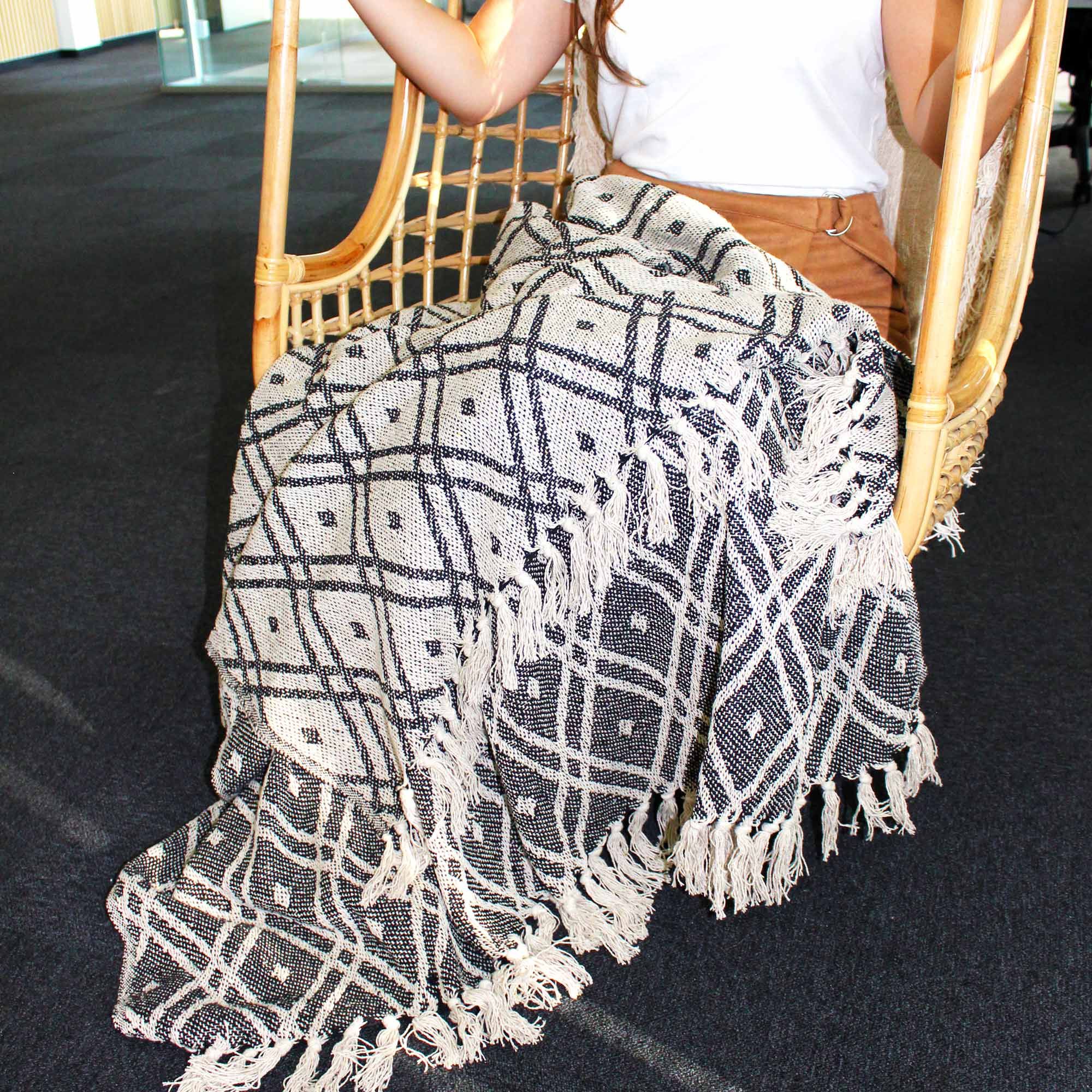 Manta Boho Conforto Preto e Bege Regency