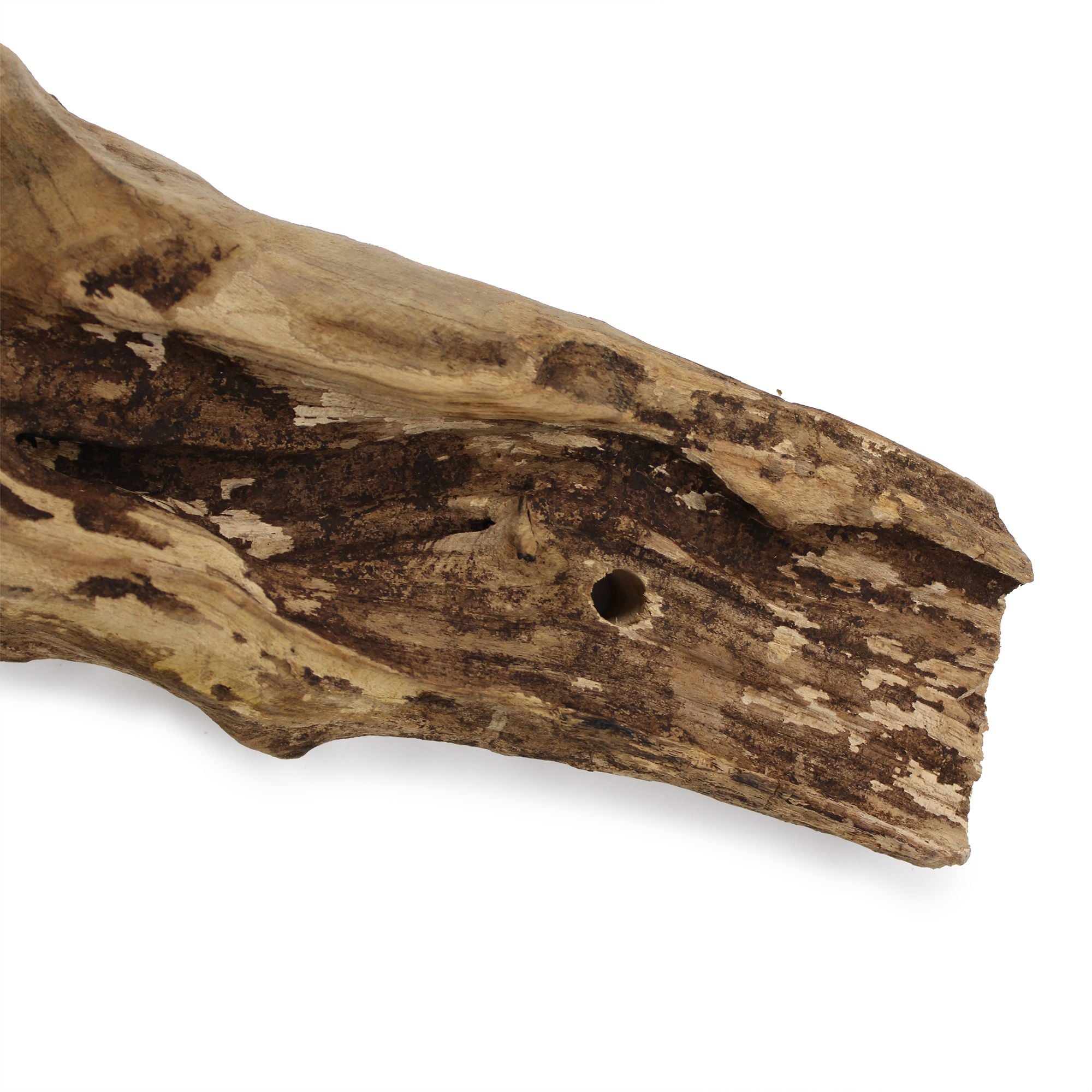 Copa colgante de cristal fundido sobre madera