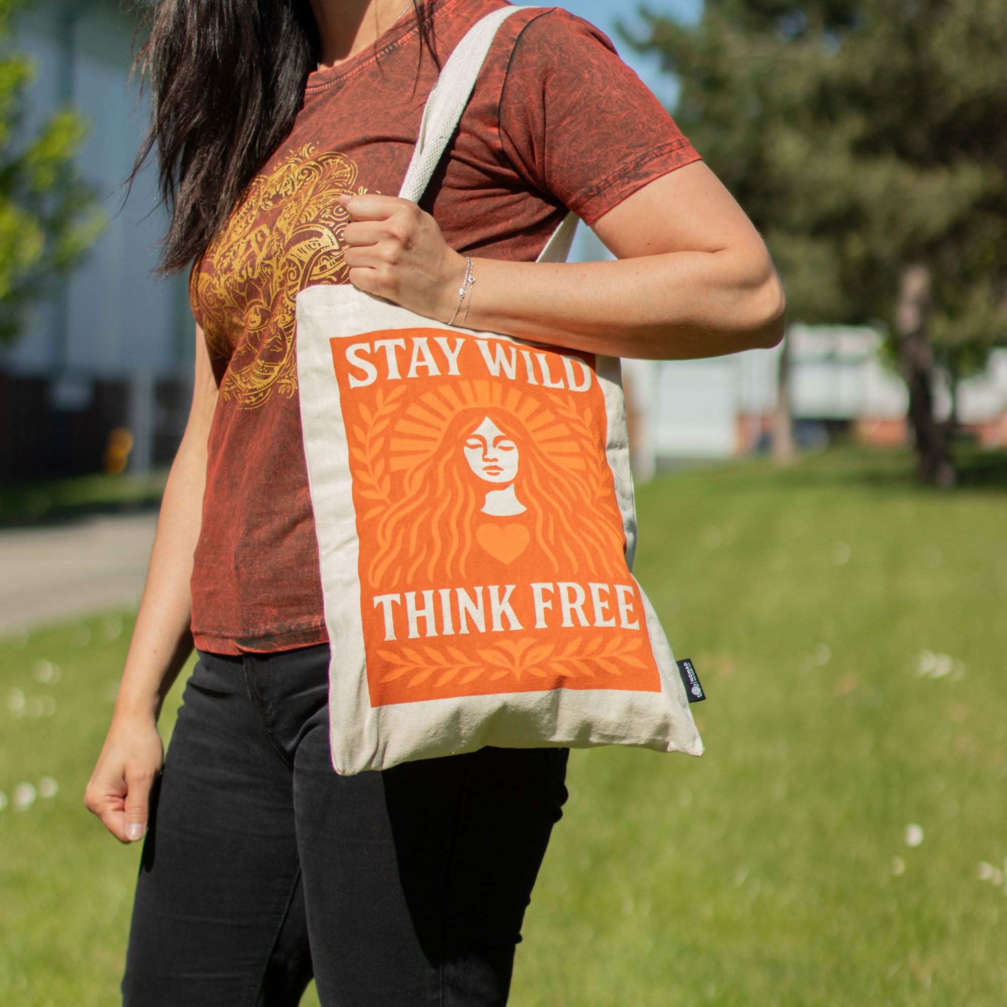 Nomad Sari Iconic Toni Tote Bag - Mantente salvaje - 10oz natural