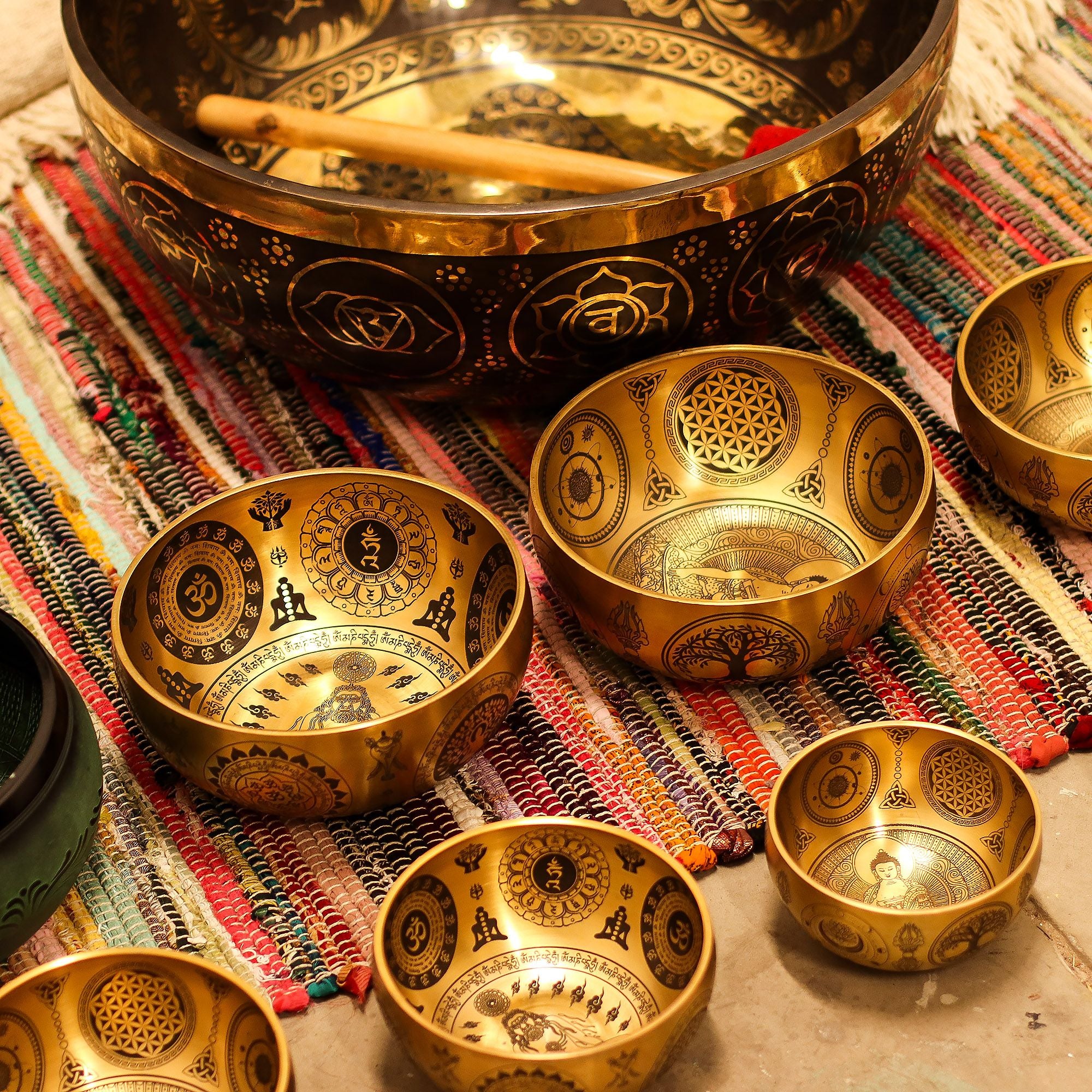 Cuencos Tibetanos Buda Grabados en Latón Puro – Juego de 4