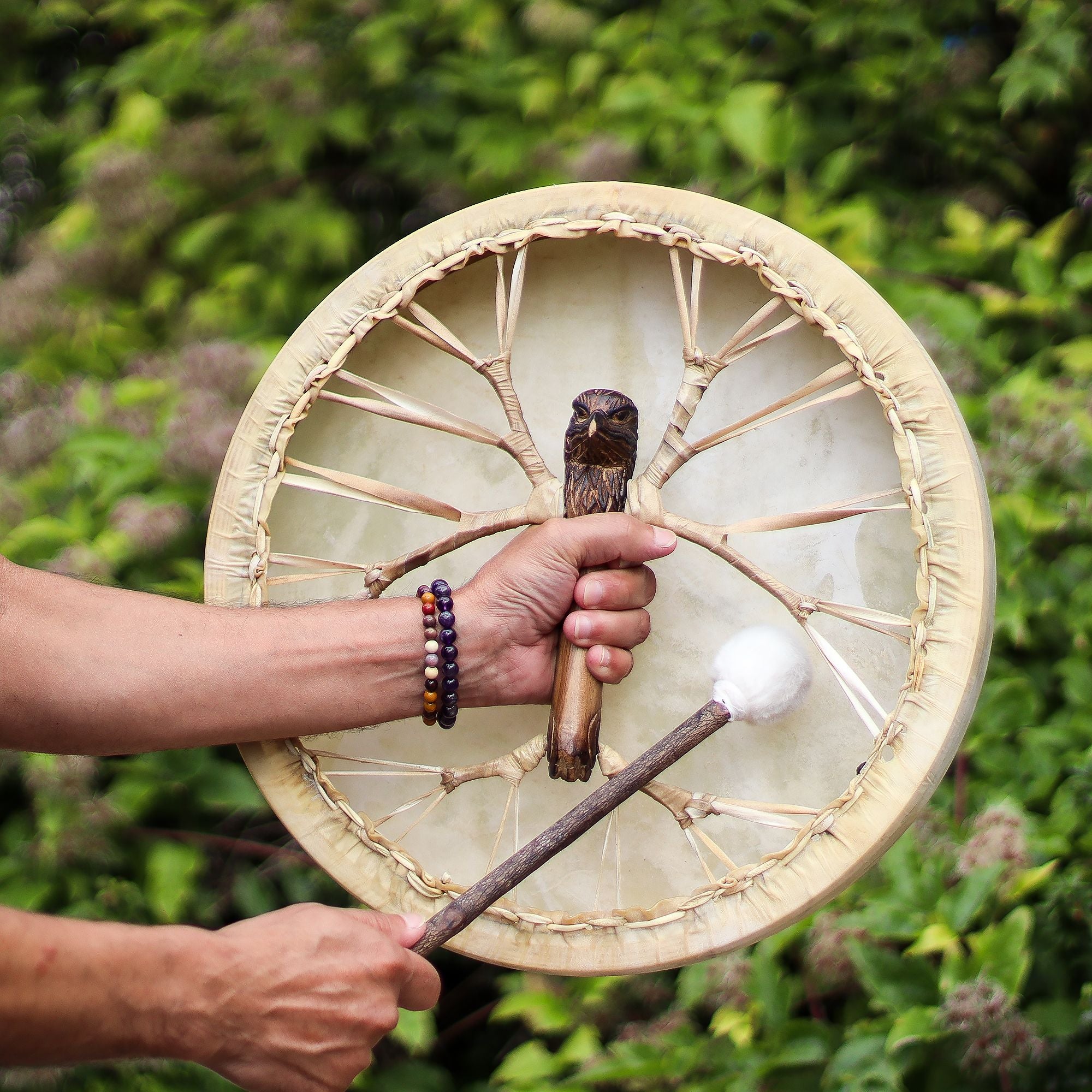 Tambor Xamânico Espírito da Águia com Baqueta - Ajustável - 40 cm