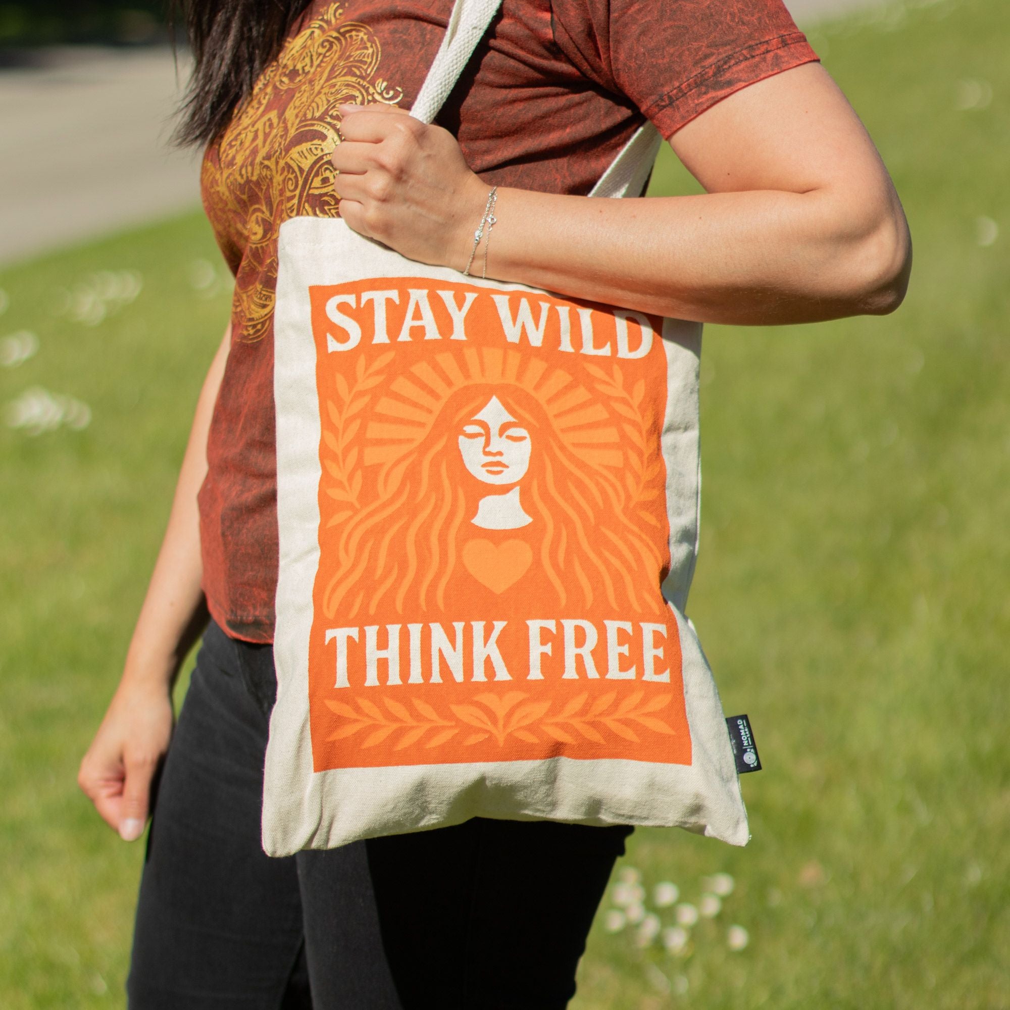 Nomad Sari Iconic Toni Tote Bag - Mantente salvaje - 10oz natural