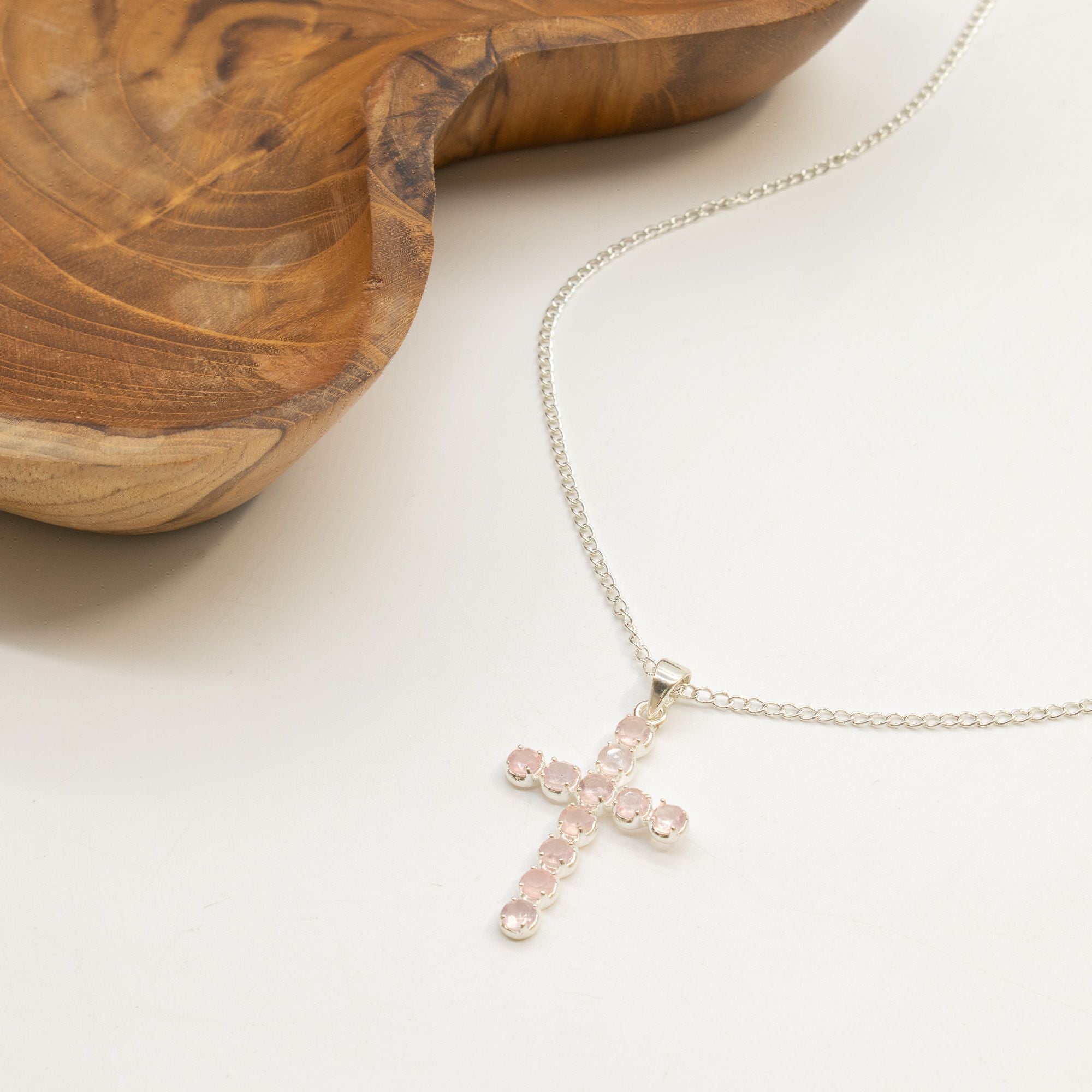 Pendente Devocional Banhado a Prata com Cordão de 45 cm - Crucifixo em Quartzo Rosa