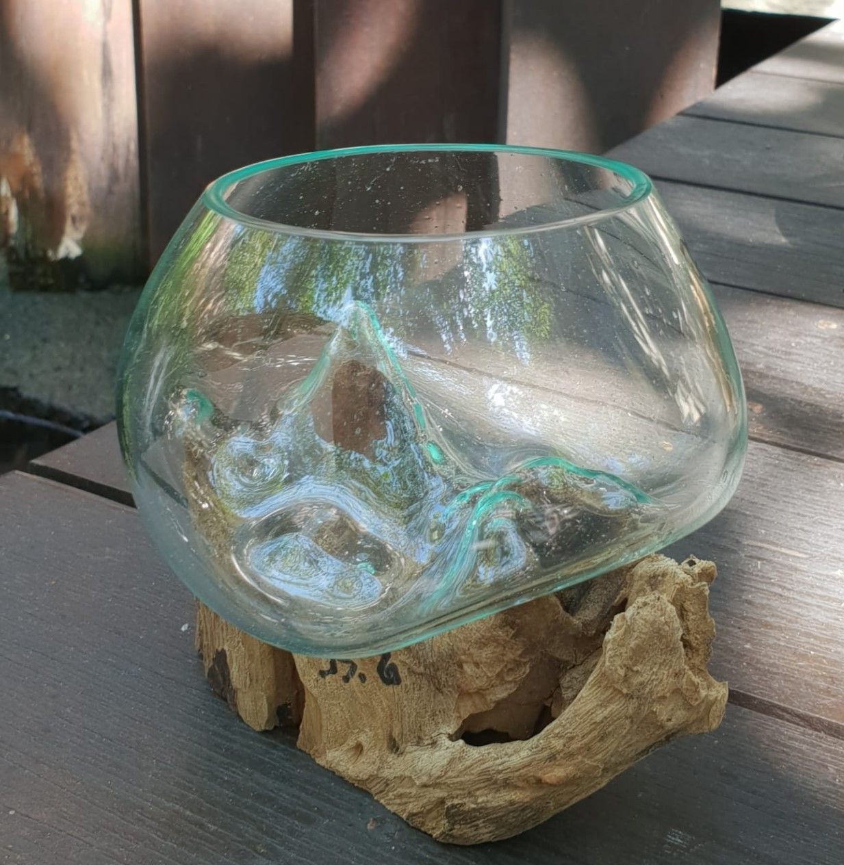 Taça Pequena em Vidro Fundido sobre Madeira
