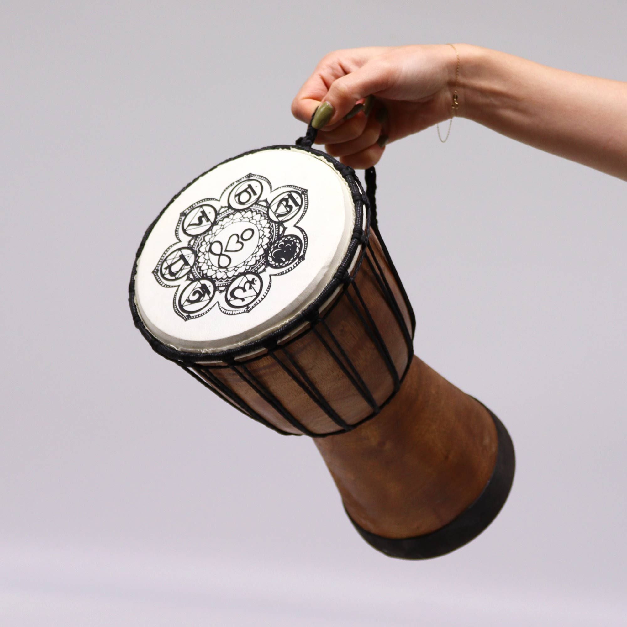 Tambor Djembé Artesanal com Pele Larga - 30 cm