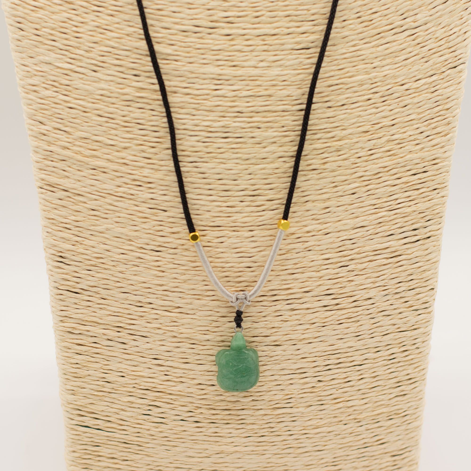 Colar com Cordão e Pendente de Pedra Preciosa - Tartaruga de Jade