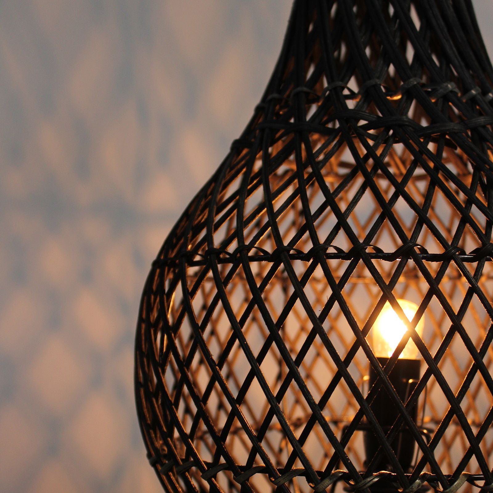 Lâmpada de Mesa em Rattan – Castanho Escuro