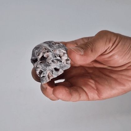 Calavera tallada en geoda de calcita (aprox. 4,5cm)