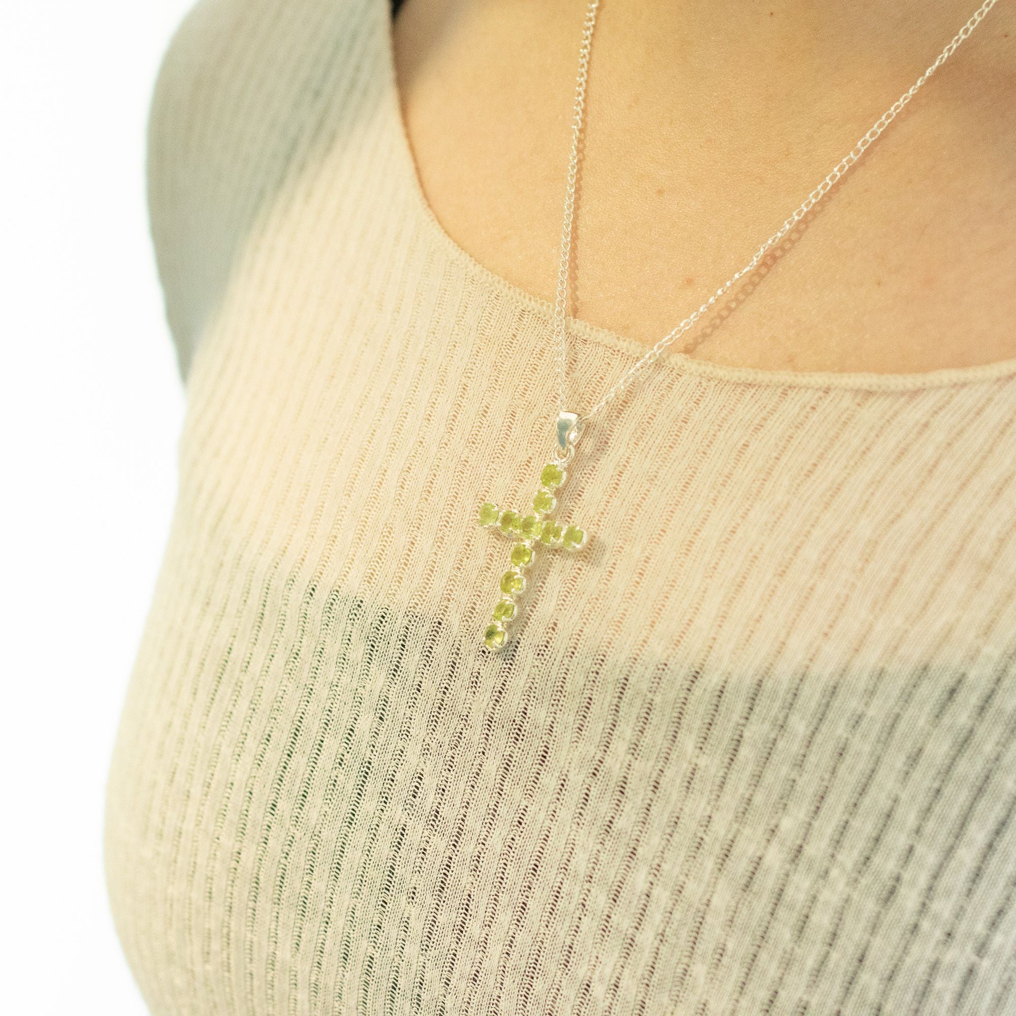 Pendente Devocional Banhado a Prata com Cordão de 45 cm - Crucifixo em Peridoto