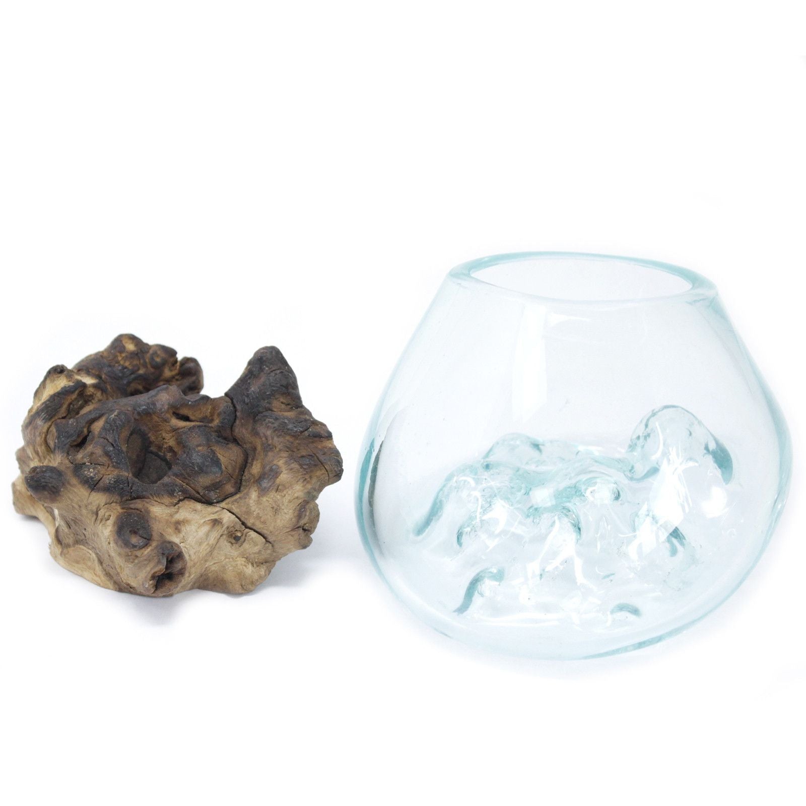 Taça Pequena em Vidro Fundido sobre Madeira