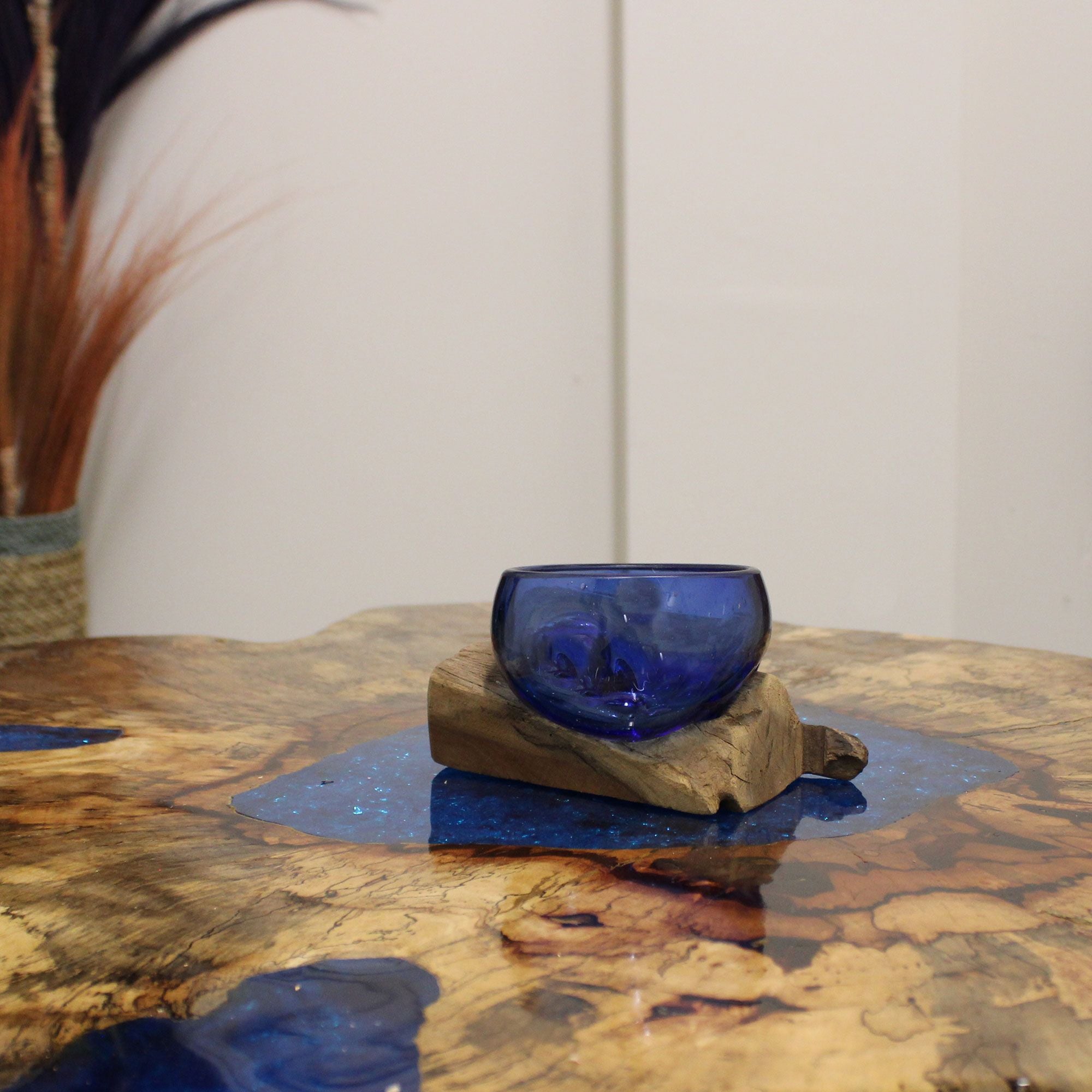 Mini Taça Azul em Vidro Fundido sobre Madeira