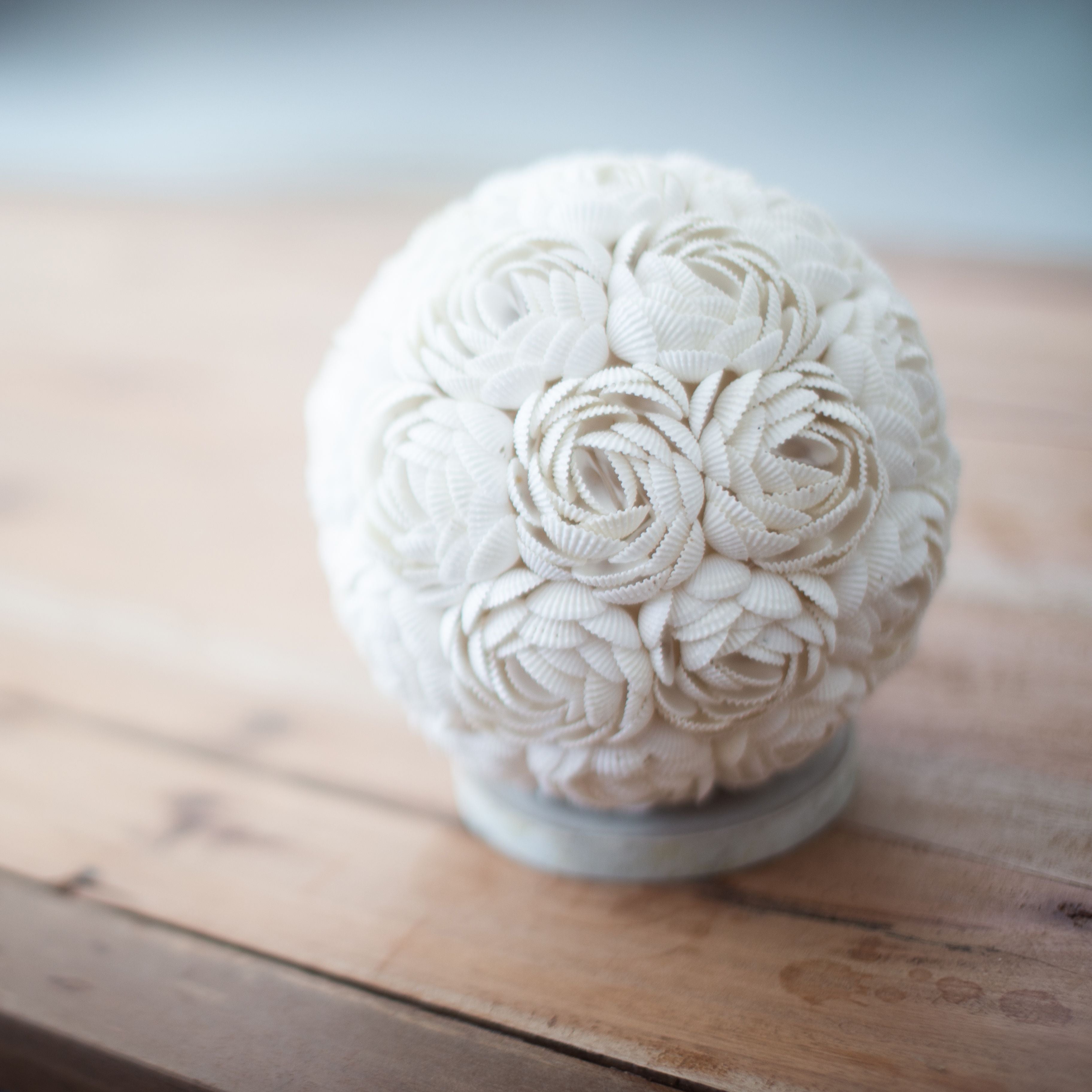 Lâmpada Boho de Conchas – Globo Rosa