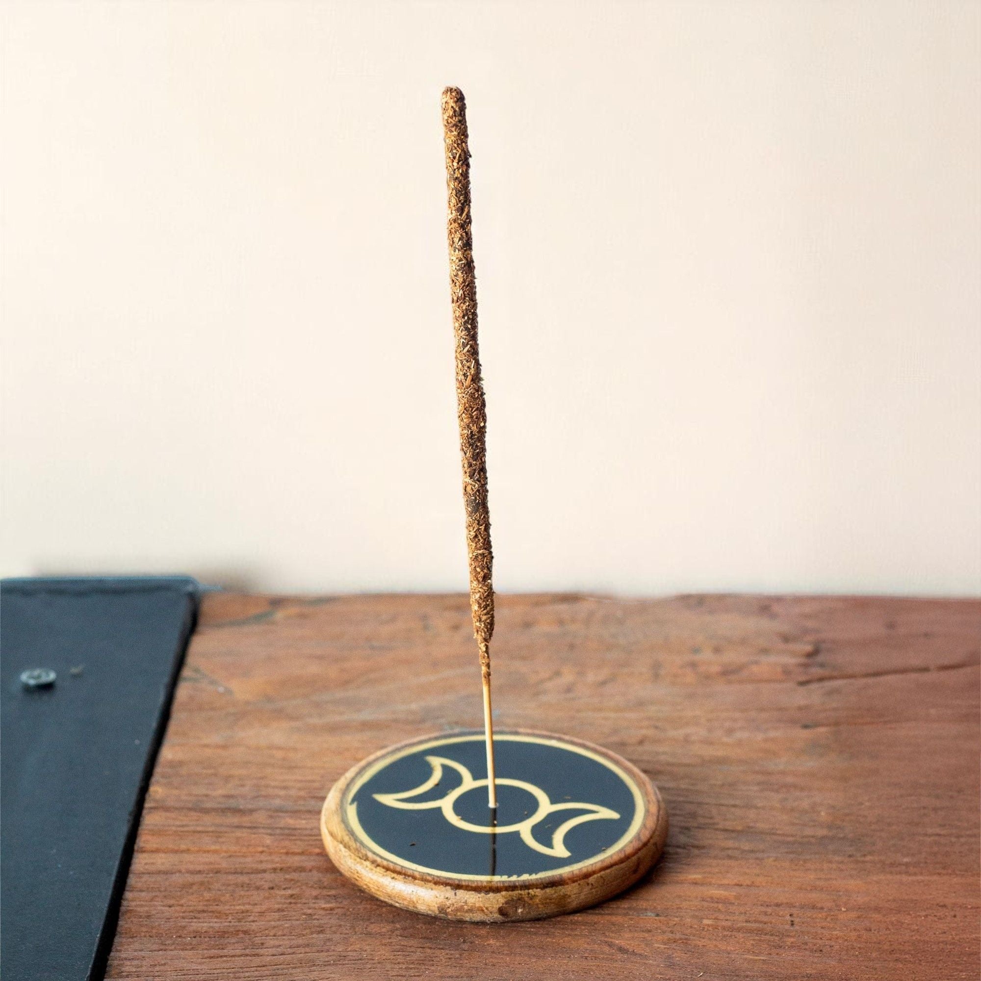 Soporte de Incienso de Madera de Mango Hamsa Dorado y Negro