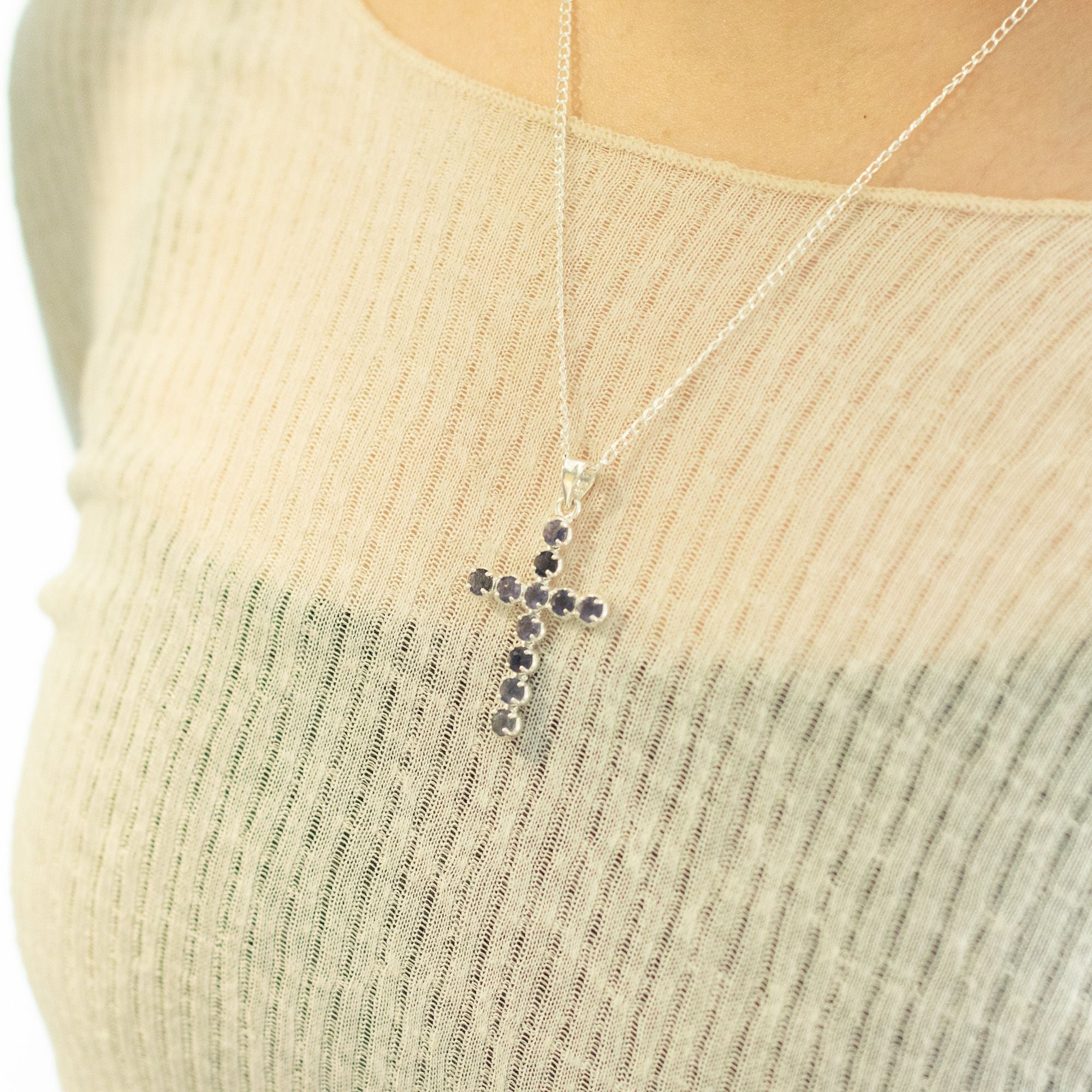 Pendente Devocional Banhado a Prata com Cordão de 45 cm - Crucifixo em Iolite