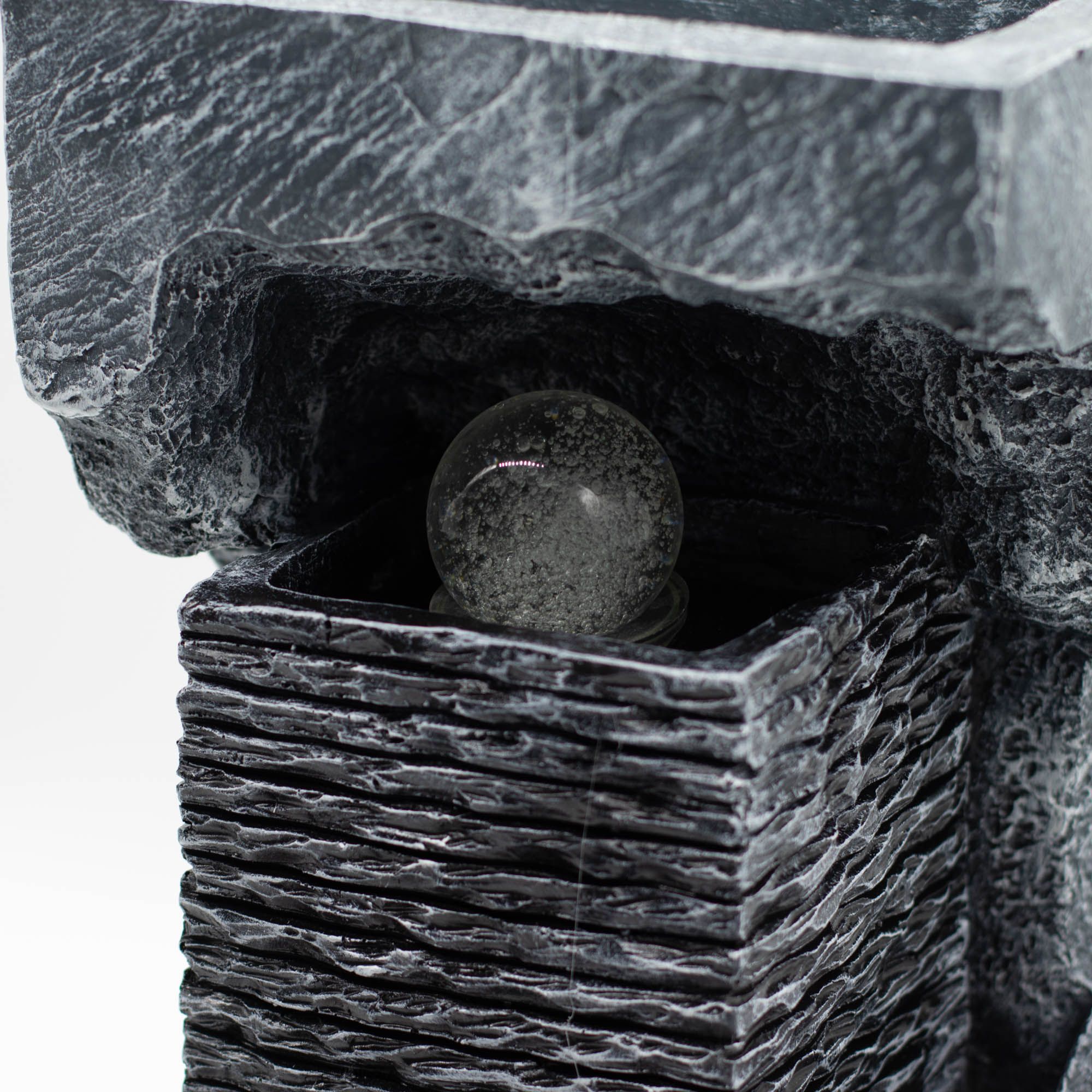 Fonte de Água Grande com Esfera de Cristal Multicolor em Rocha
