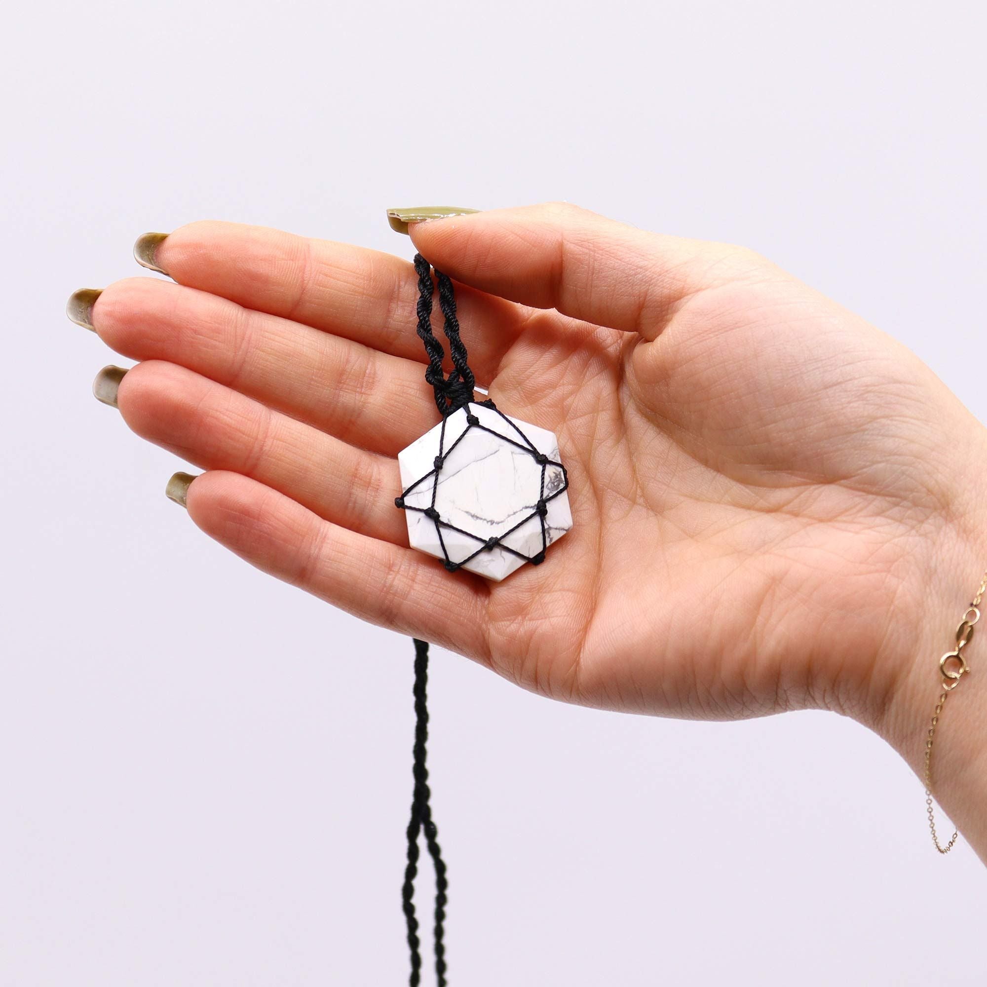 Pendente Hexagonal de Pedras Preciosas Entrelaçadas - Howlite Branca