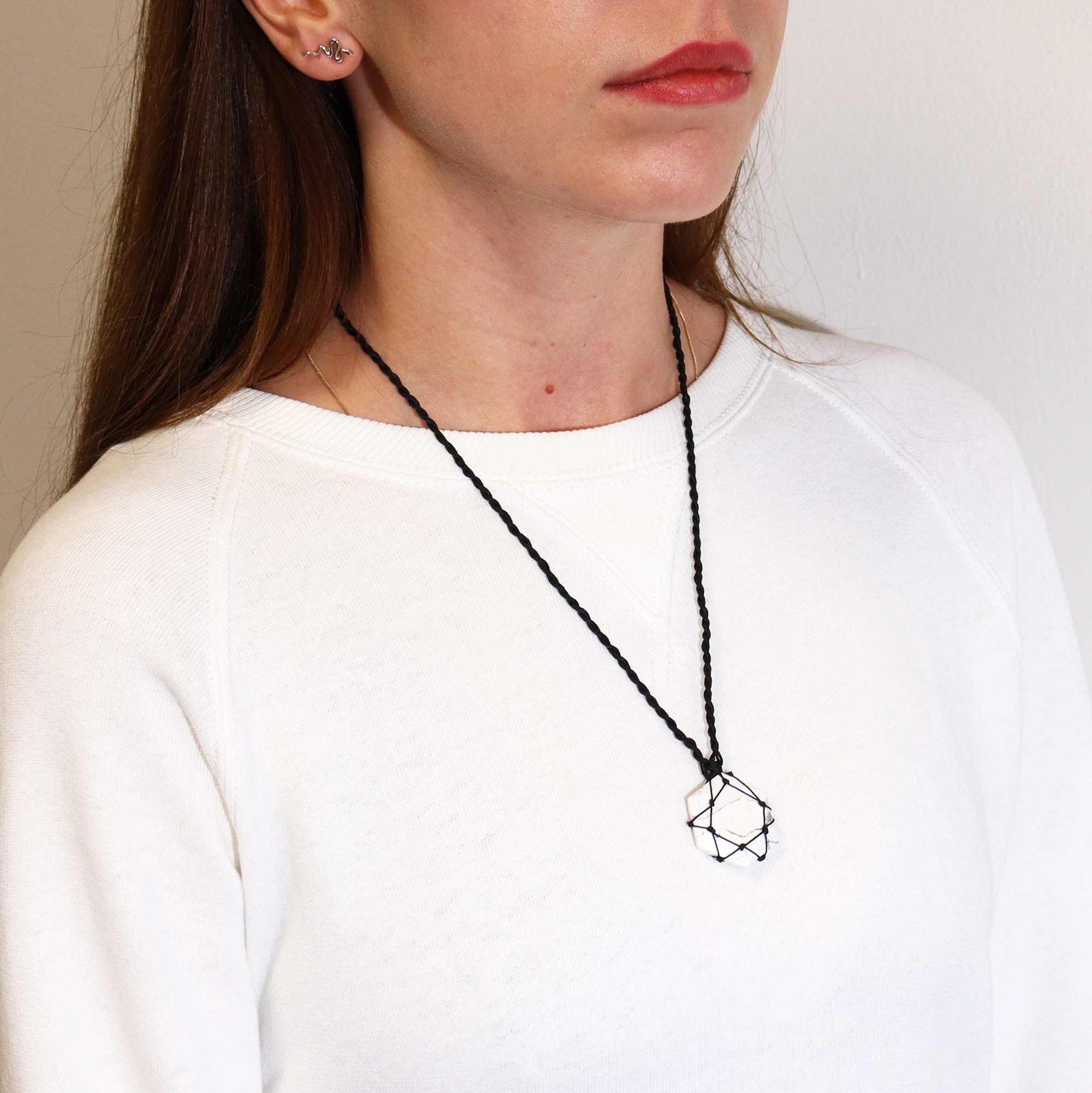 Pendente Hexagonal de Pedras Preciosas Entrelaçadas - Howlite Branca