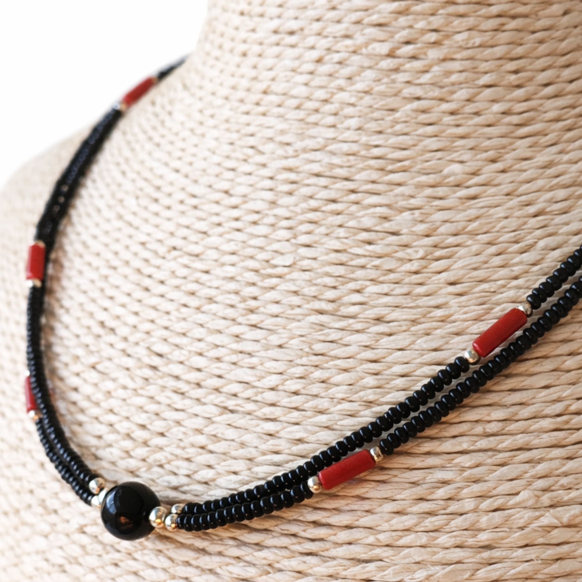 Colar Nepalês Extrafino de Duas Linhas - Pendente Preto e Coral