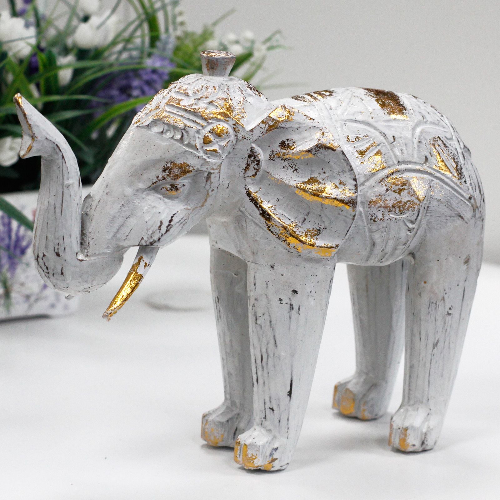 Elefante Esculpido em Madeira – Dourado e Branco