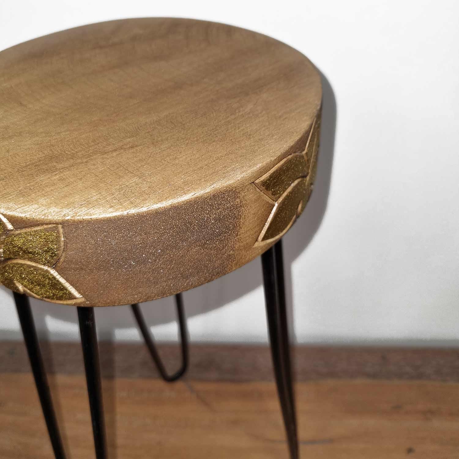 Suporte para Plantas em Madeira de Albasia com Detalhe Natural e Dourado