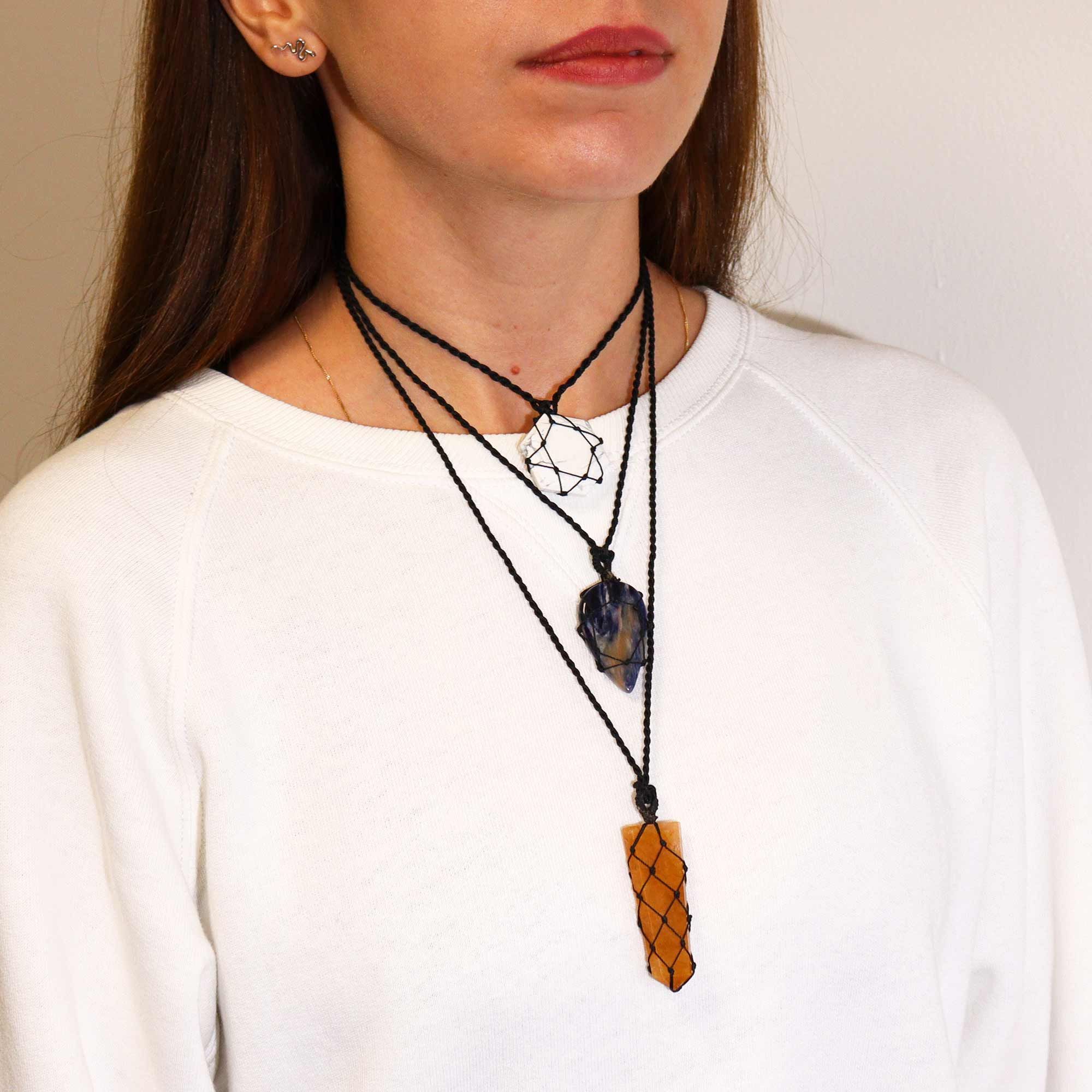 Pendente Hexagonal de Pedras Preciosas Entrelaçadas - Howlite Branca