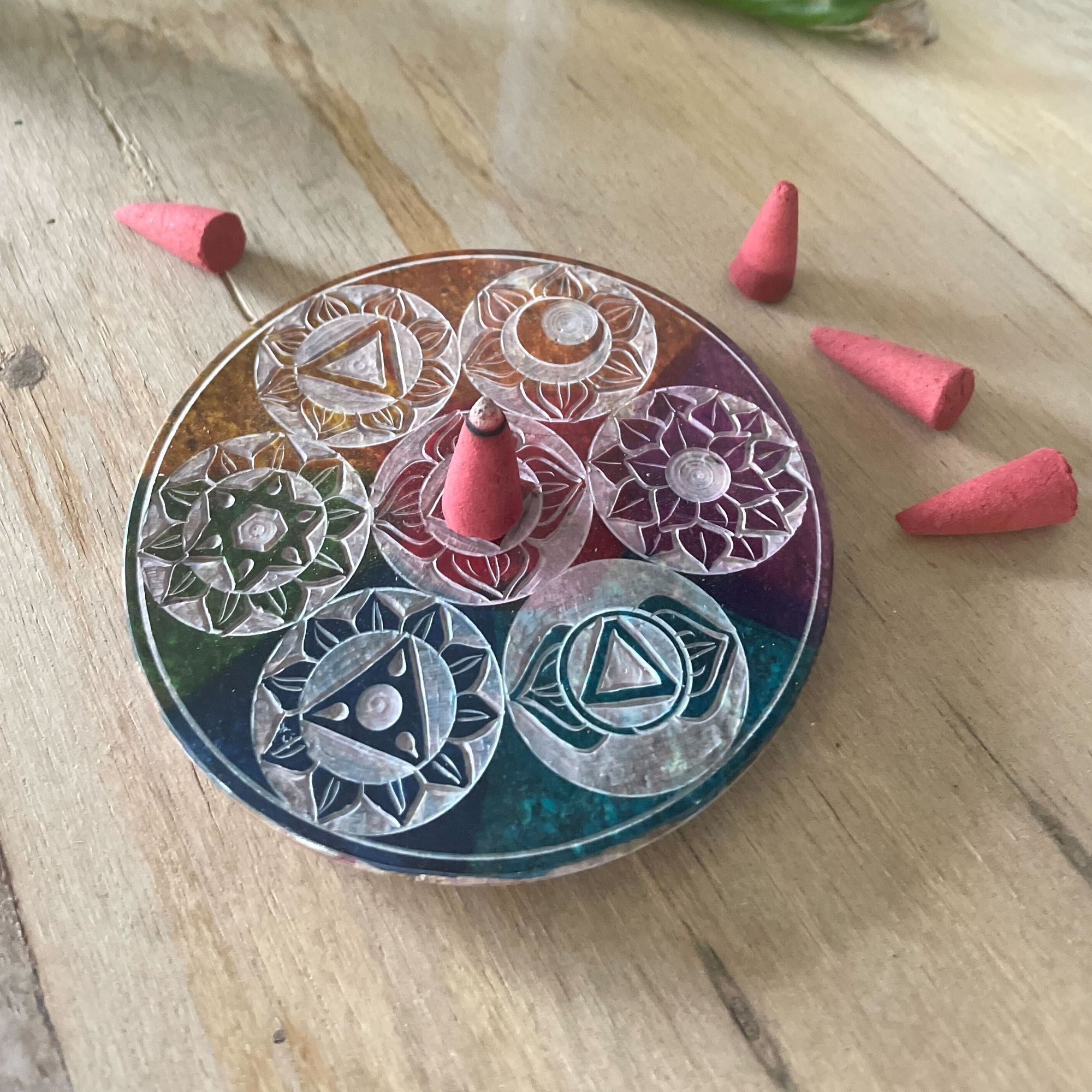Suporte de Incenso em Disco de Esteatite para Cone Sete Chakras