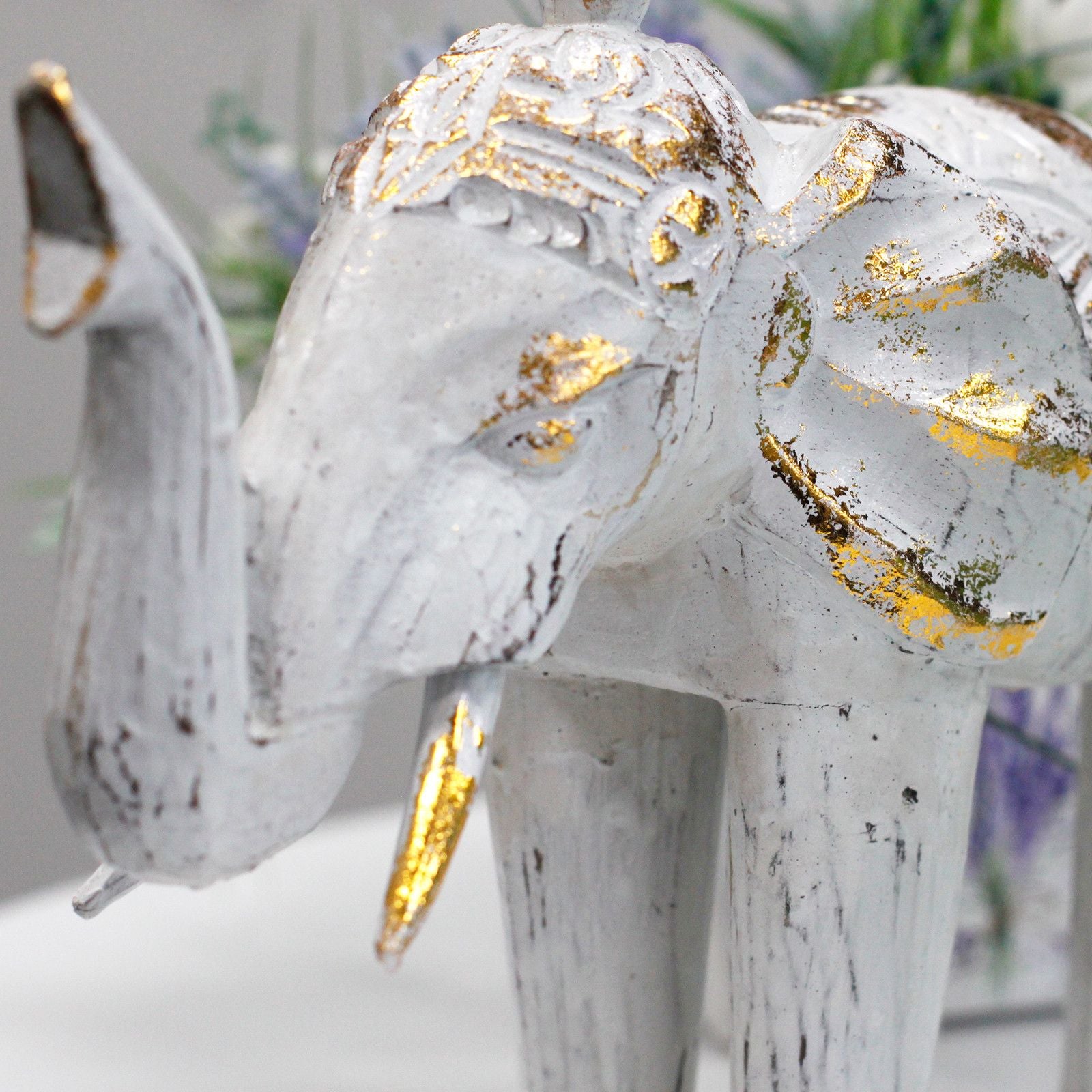 Elefante tallado en madera – Dorado y Blanco