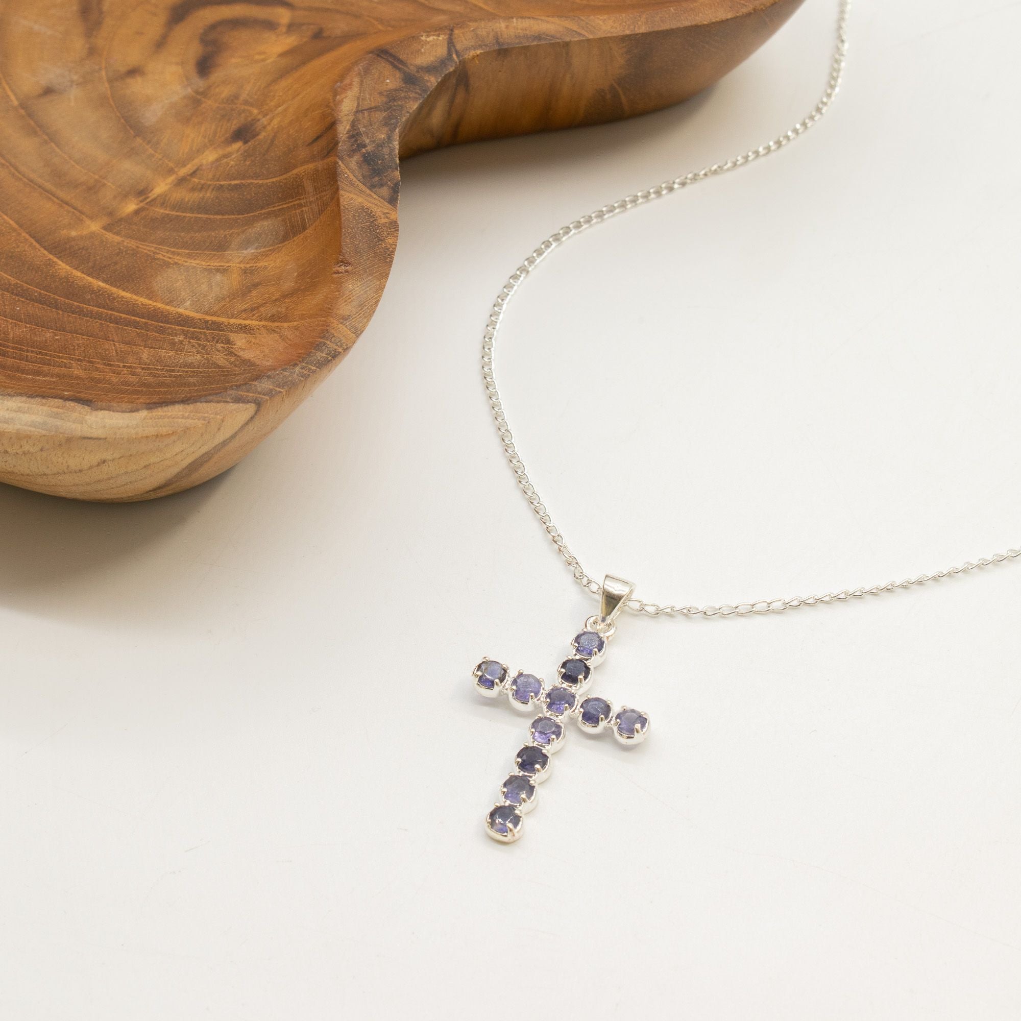 Pendente Devocional Banhado a Prata com Cordão de 45 cm - Crucifixo em Iolite