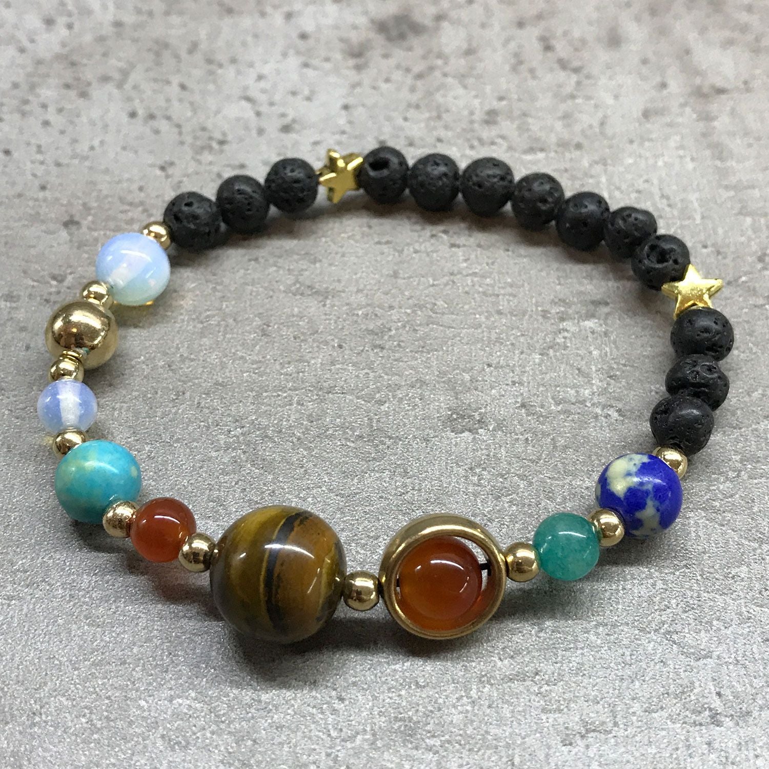 Pulseira em Pedra Lava – Sistema Solar – Dourado