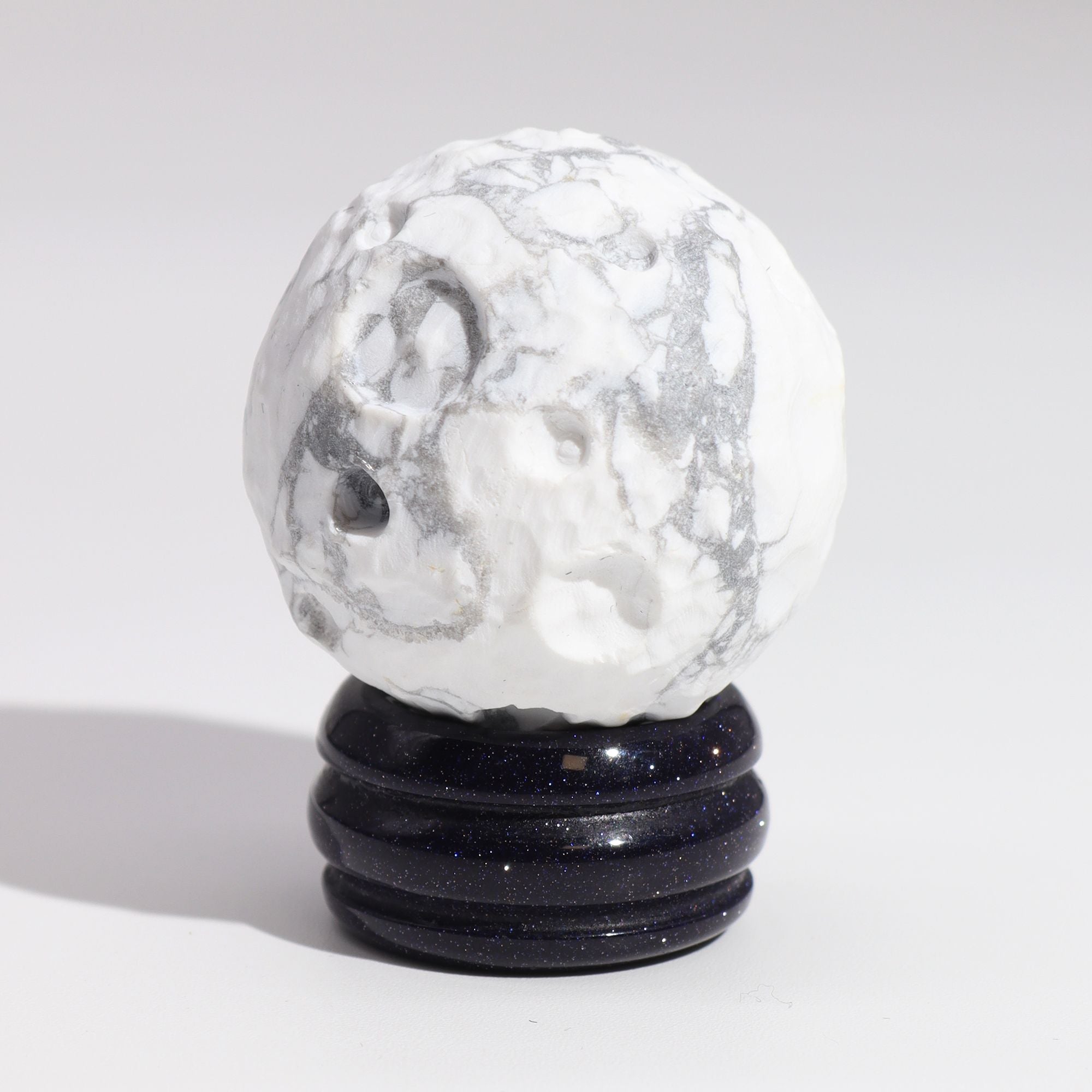 Planeta Howlite Branca com Suporte Solar Lua (40mm)