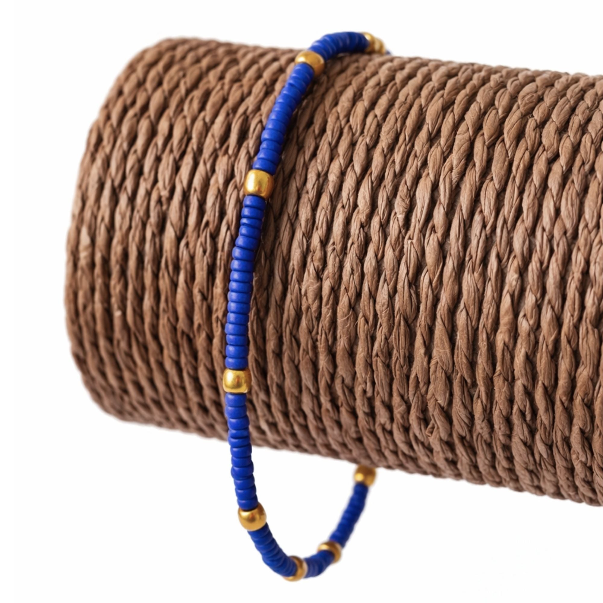 Tornozeleira Fina com Detalhe de Contas de Lápis-Lazúli do Nepal e Latão - (22 cm)