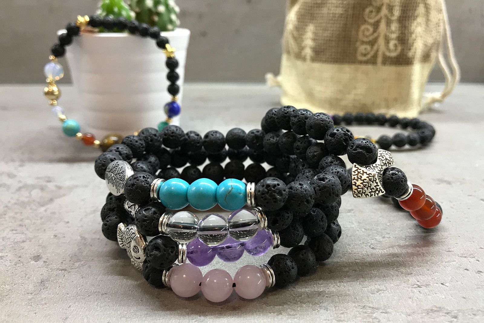 Pulseira em Pedra Lava – Sistema Solar – Dourado