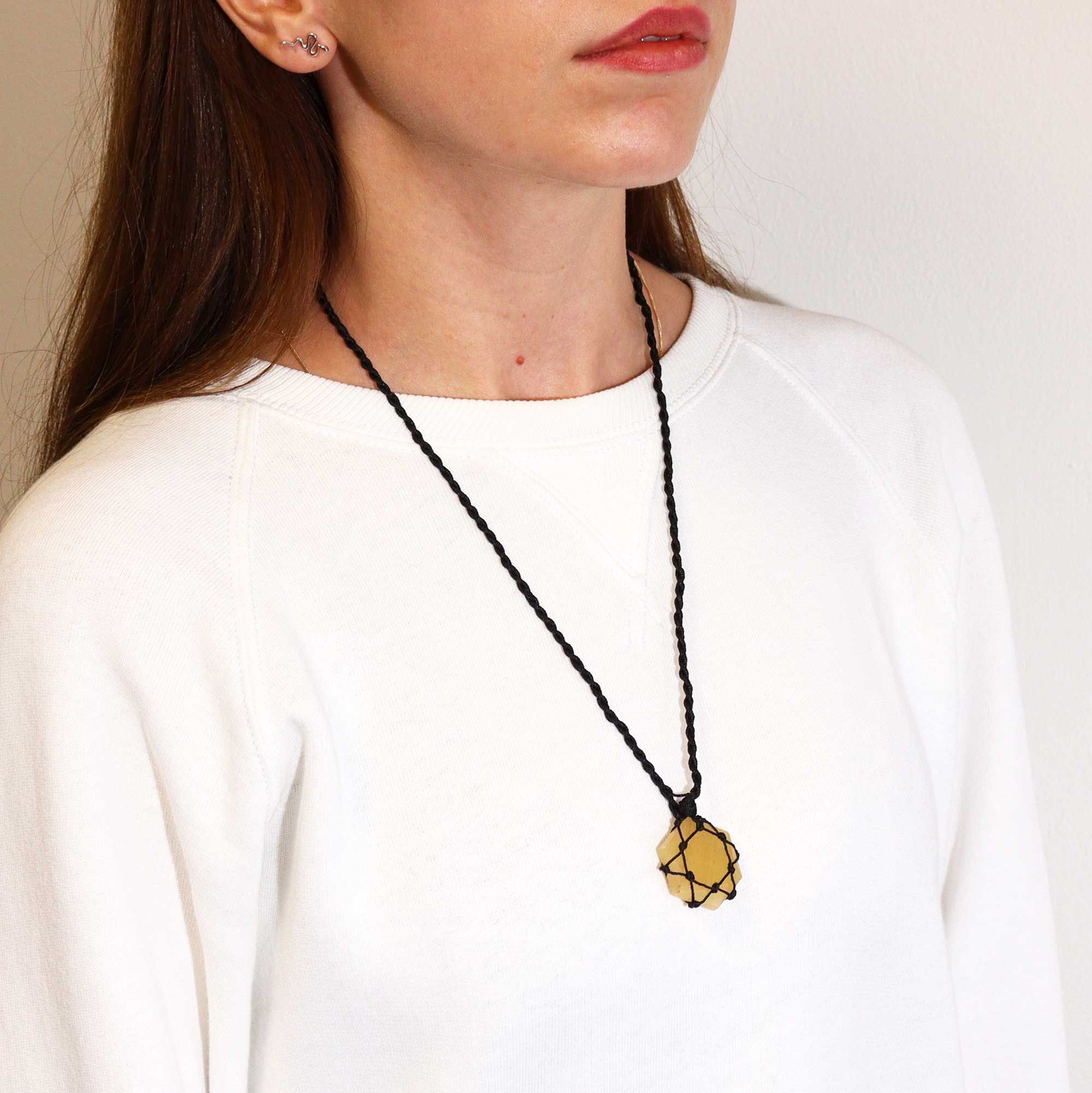 Pendente Hexagonal de Pedras Preciosas Entrelaçadas - Quartzo Amarelo