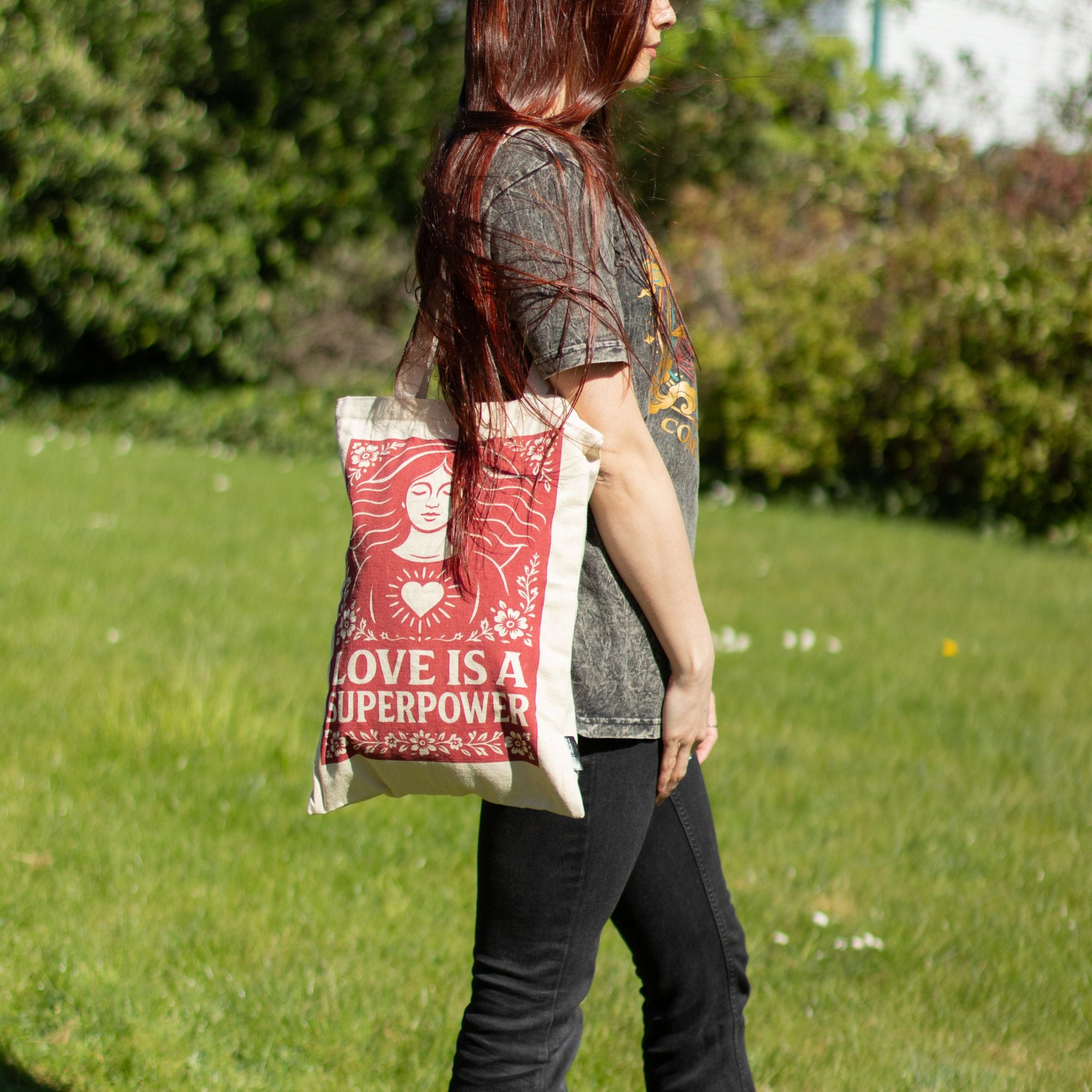Bolsa Tote em Algodão Nomad Sari Love is a Superpower Natural 41 x 31 cm