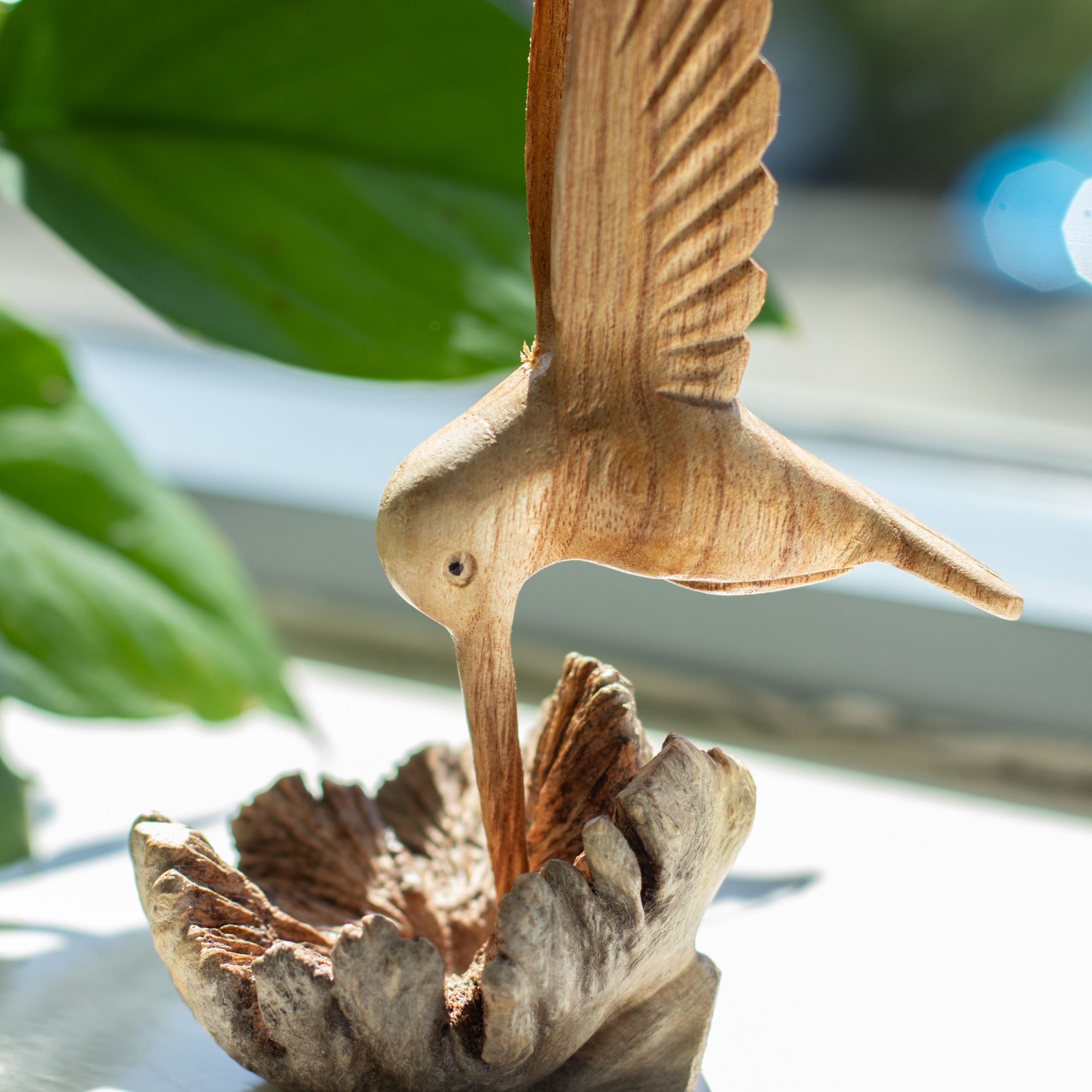 Escultura em Madeira Parasita com Beija-Flor a Beber Néctar