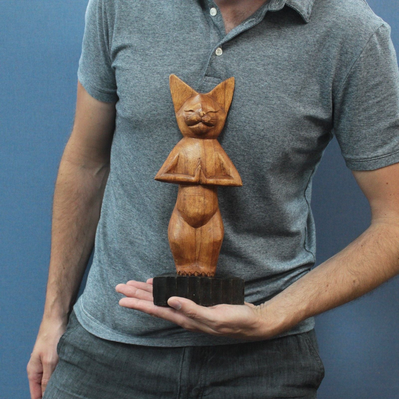 Gato de Yoga Esculpido à Mão – De Pé