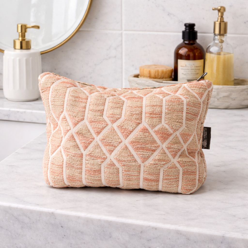 Necessaire em Tecido Jacquard Indiano - Padrão Rosa Geométrico